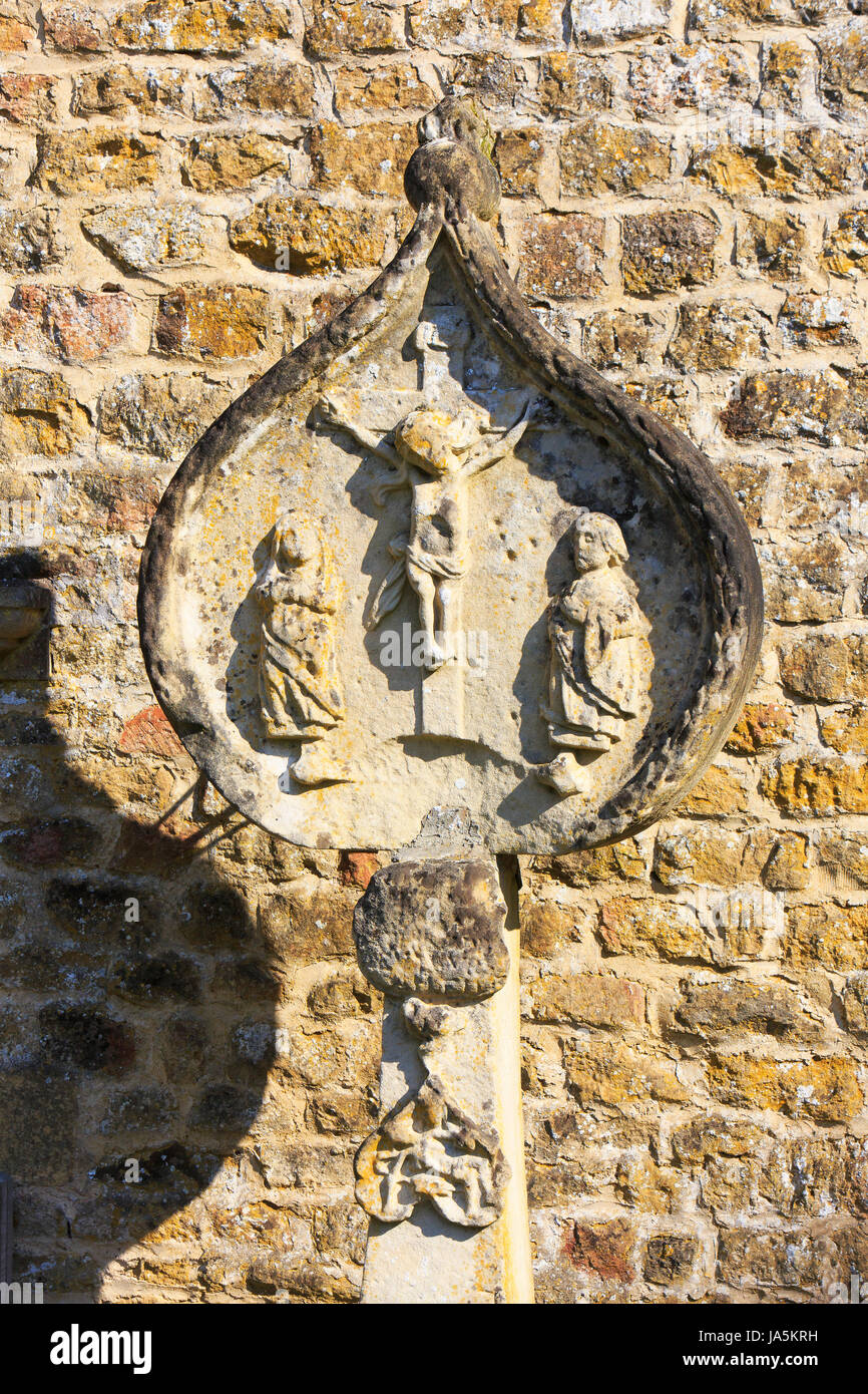 Jesus Christus am Kreuz an den mittelalterlichen Ruinen von Orval Abbey in Villers-Devant-Orval, Belgien Stockfoto