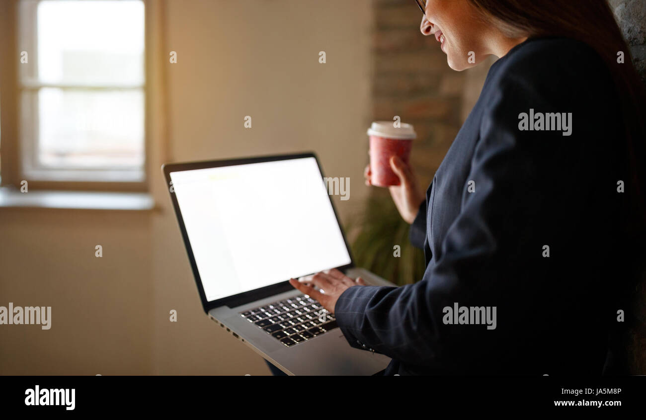 Profil von junge Geschäftsfrau mit Laptop im studio Stockfoto