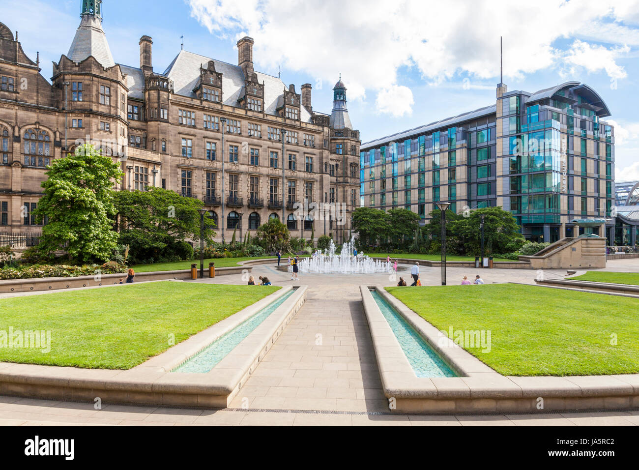 Die "Peace Gardens, Sheffield City Centre, mit Sheffield Rathaus auf der linken und dem Mercure Hotel auf der rechten Seite, Sheffield, England, Großbritannien Stockfoto