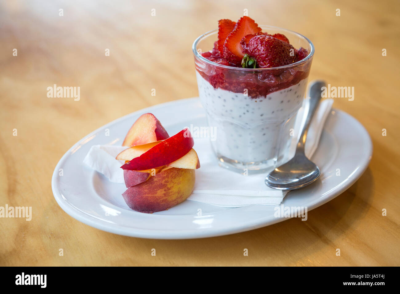 Chia Samen Milchreis mit Obst - Pfirsiche, Erdbeeren (Neuseeland) Stockfoto