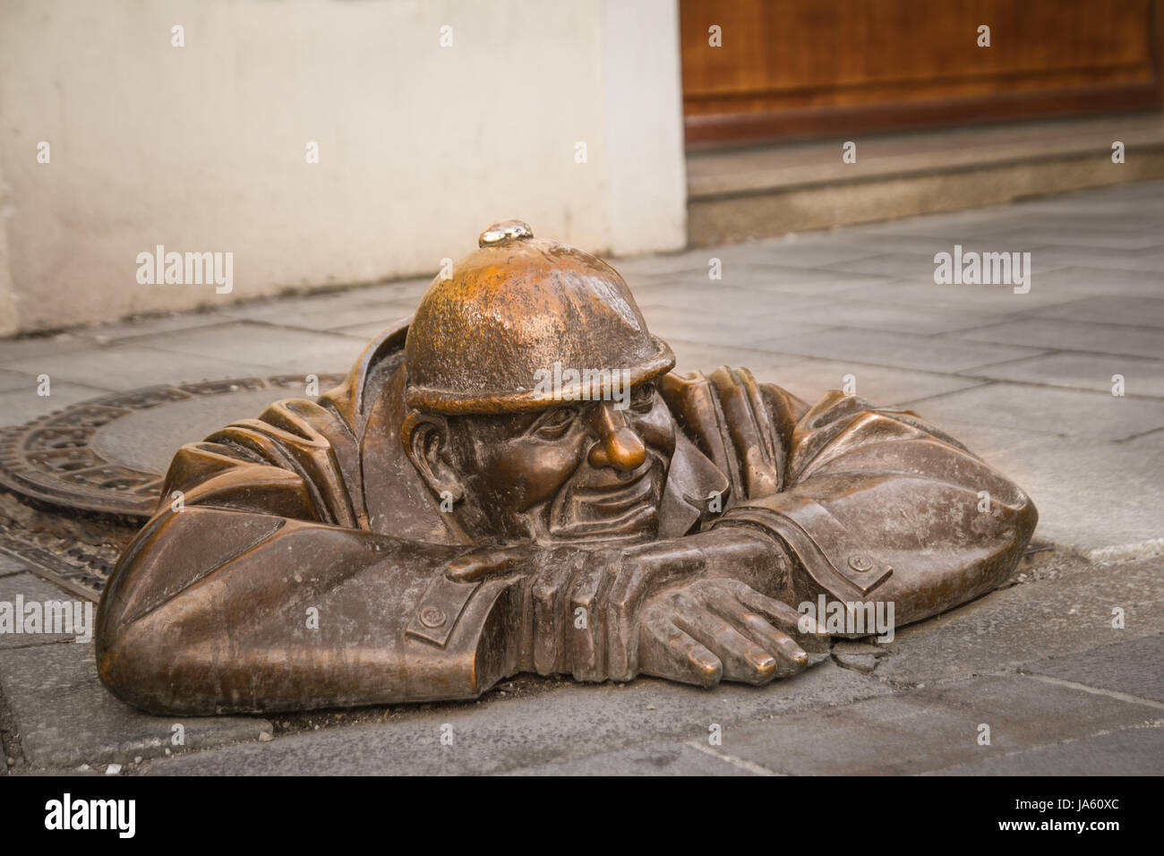 Bratislava, Slowakei, März 2017: berühmter Mann bei der Arbeit, Abwasser Arbeiter Statue in Bratislava Stockfoto