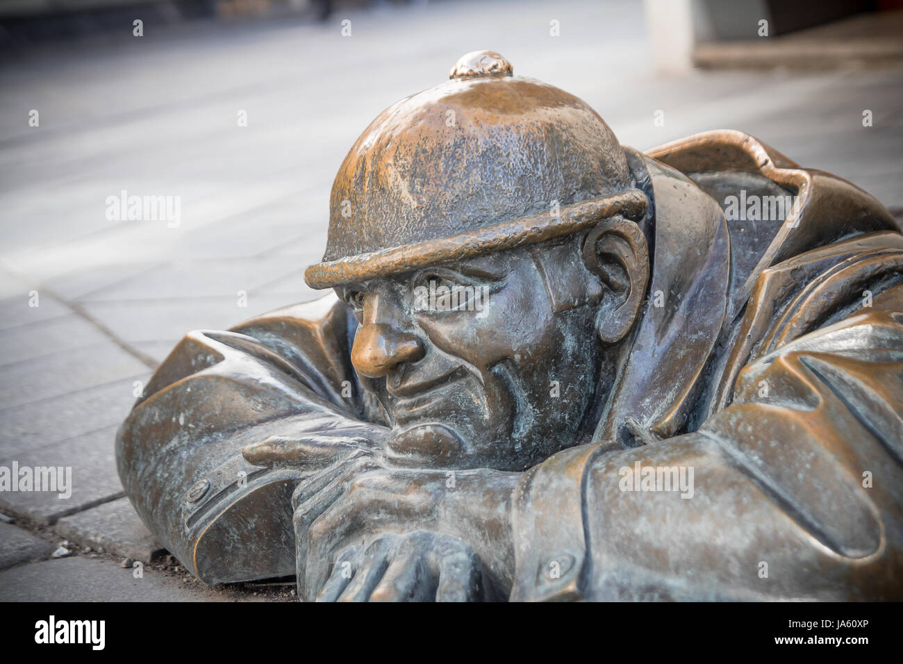 Bratislava, Slowakei, März 2017: berühmter Mann bei der Arbeit, Abwasser Arbeiter Statue in Bratislava Stockfoto