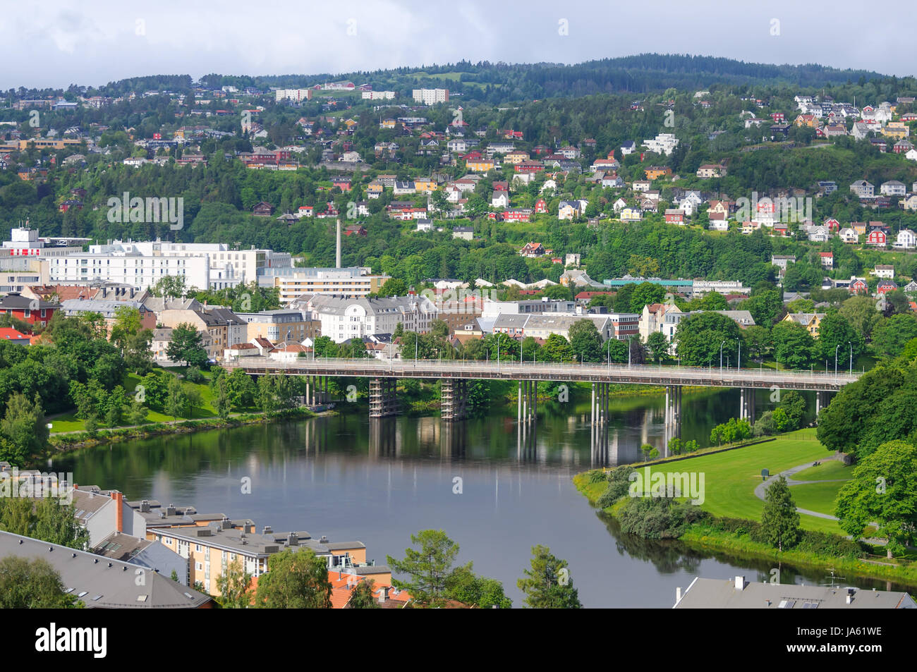 Blick auf die Brücke über Nidelva Trondheim, Norwegen Stockfoto