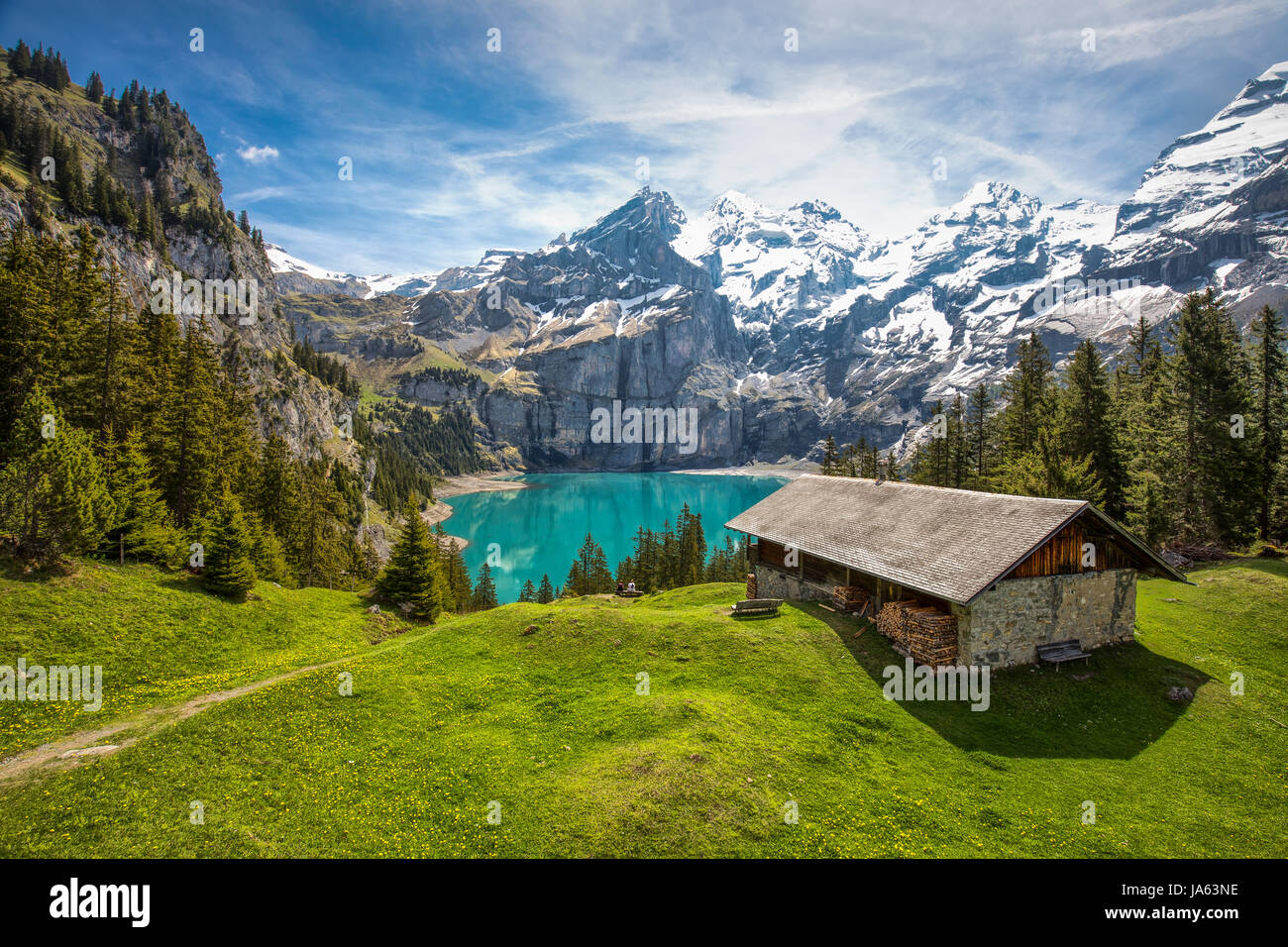 Erstaunlich, Tourquise Oeschinnensee mit Wasserfällen, Holzhaus und  Schweizer Alpen, Berner Oberland, Schweiz Stockfotografie - Alamy