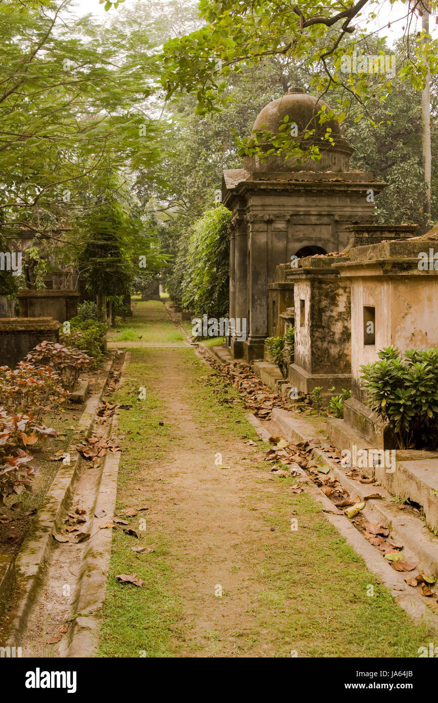 Alter Friedhof mit den Überresten von den Europäern, die die Stadt Kalkutta im 17. und 18. Jahrhundert n. Chr. zu etablieren. Kolkata, Westbengalen, Indien. Stockfoto