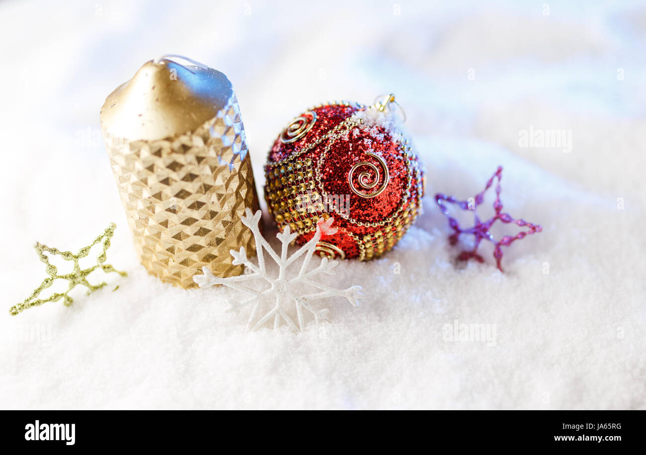 Kerze und Weihnachten Dekoration im Schnee mit blauem Licht Hintergrund. Stockfoto
