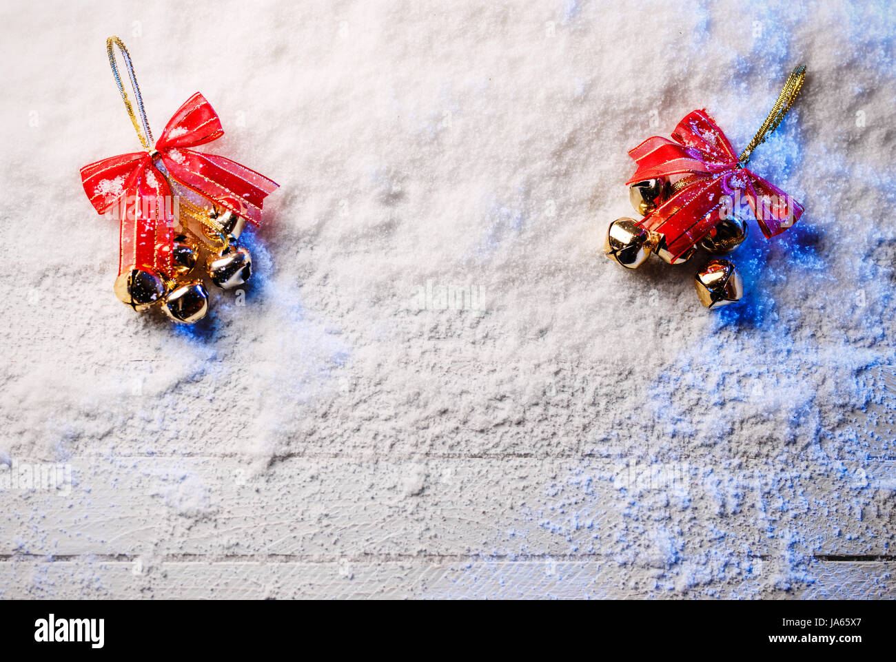 Weihnachtsschmuck im Schnee mit blauer Hintergrundbeleuchtung. Stockfoto