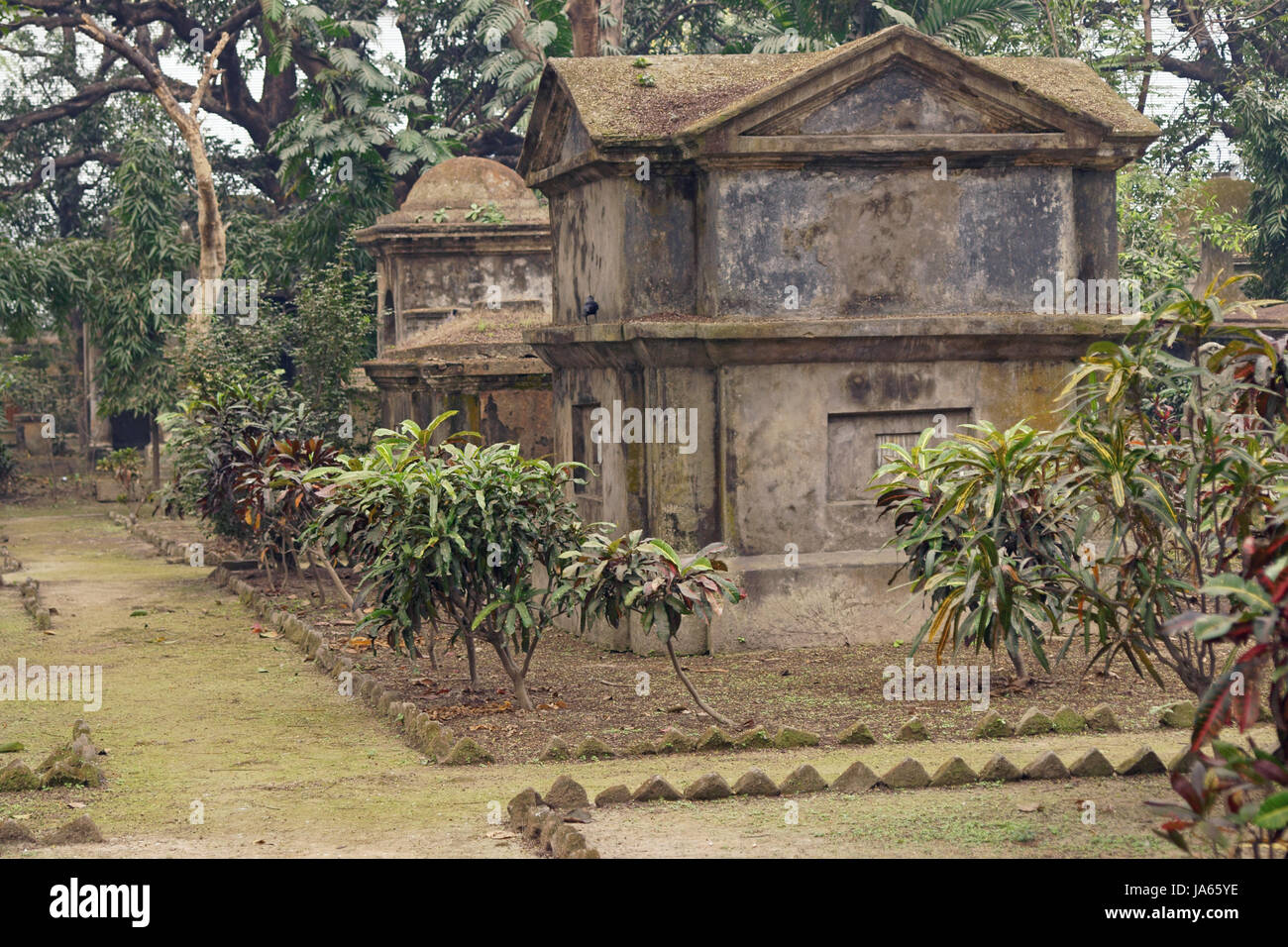 Alter Friedhof mit den Überresten von den Europäern, die die Stadt Kalkutta im 17. und 18. Jahrhundert n. Chr. zu etablieren. Kolkata, Westbengalen, Indien. Stockfoto