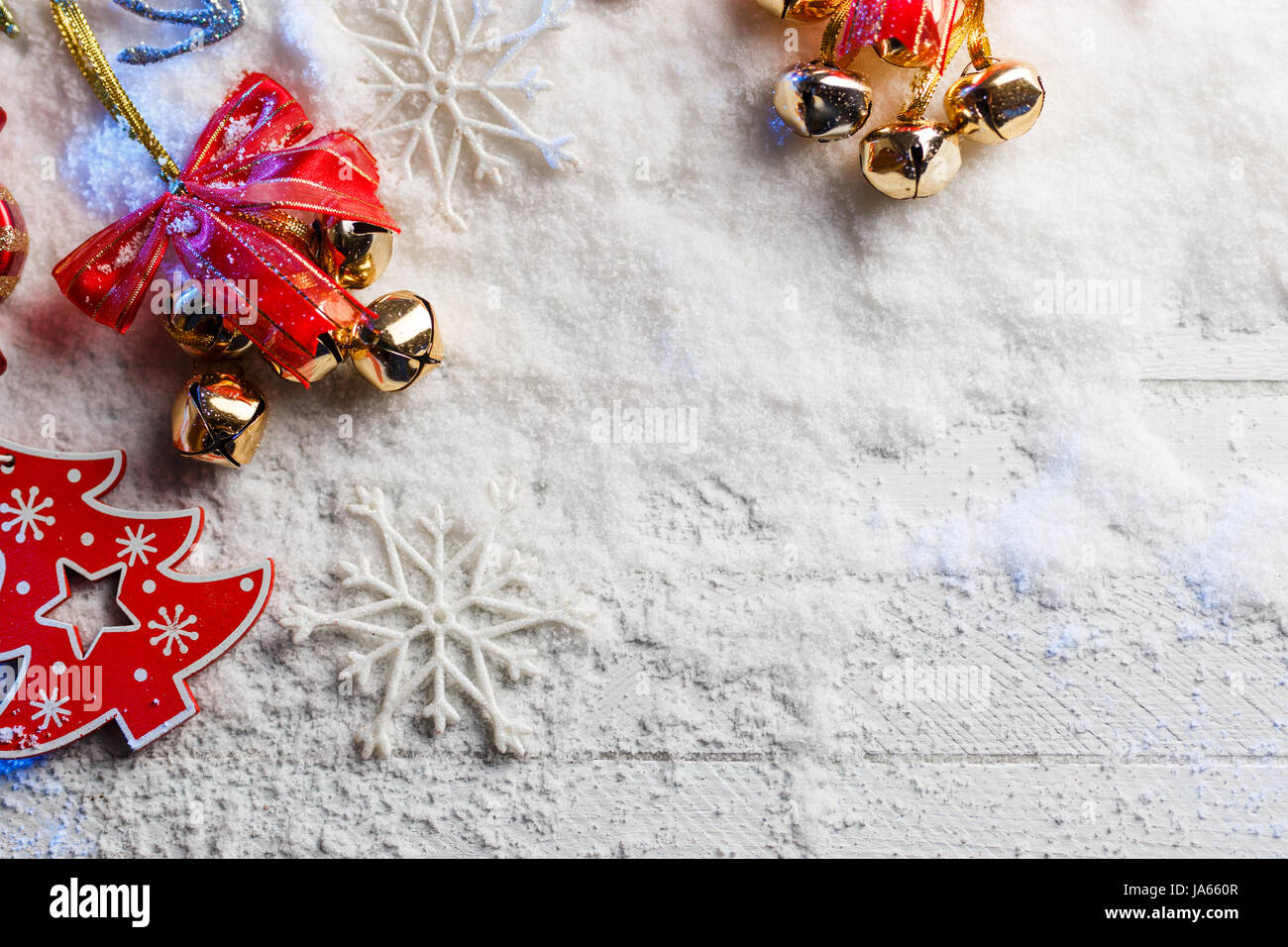 Weihnachtsschmuck im Schnee mit blauer Hintergrundbeleuchtung. Stockfoto