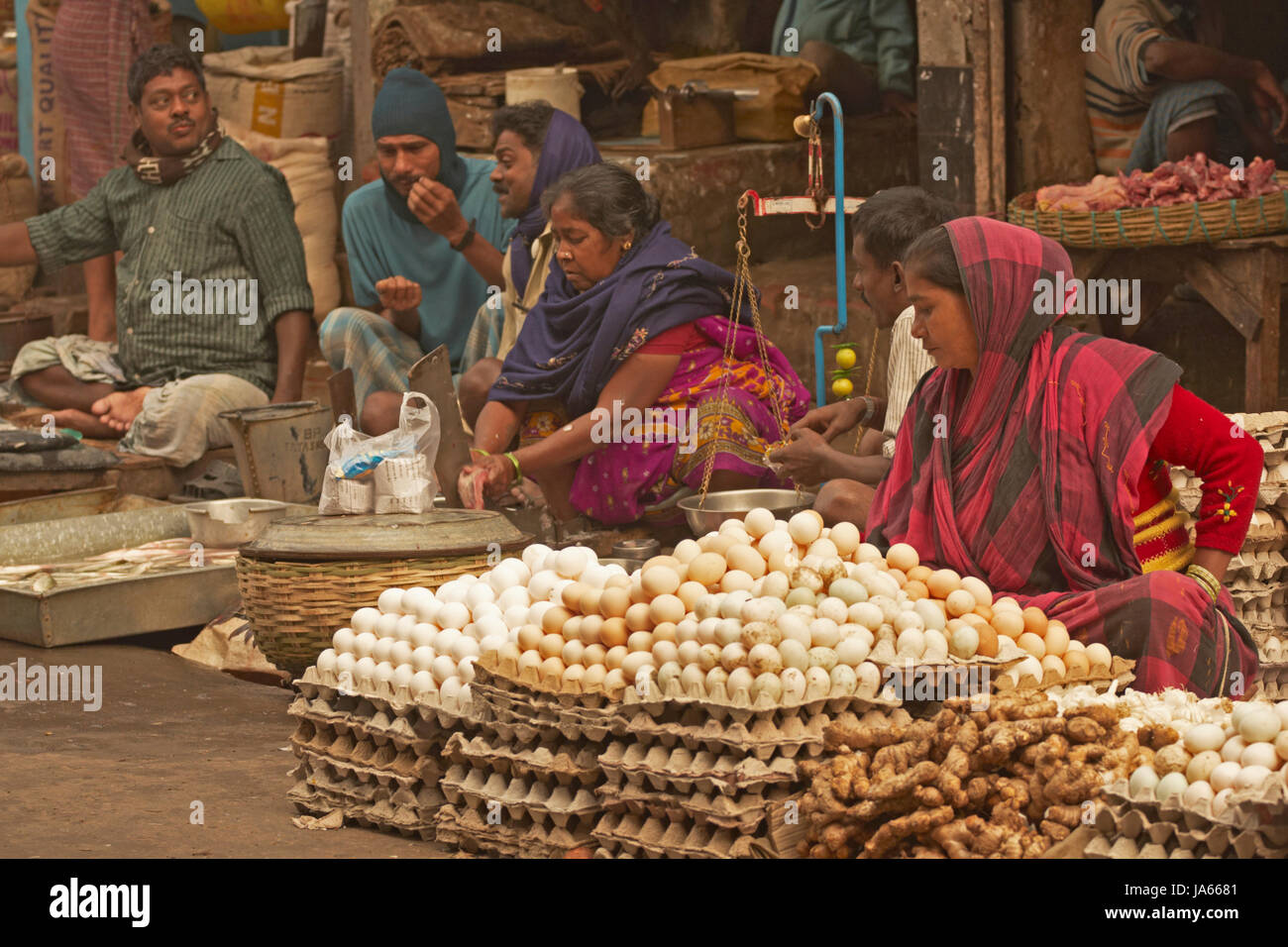 Lady verkauften Eiern und Fisch auf einem Straßenmarkt im Bereich Chowringhee von Kalkutta in Westbengalen, Indien. Stockfoto