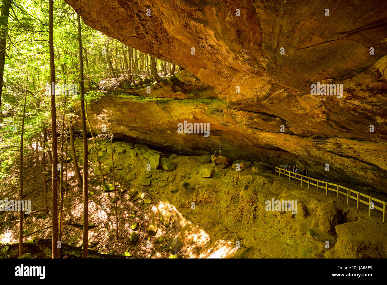 Flüsternde Höhle im südlichen Ohio Hocking Hills State Park, erreichbar über eine neu eröffnete Strecke seit 8. Mai 2016 Stockfoto