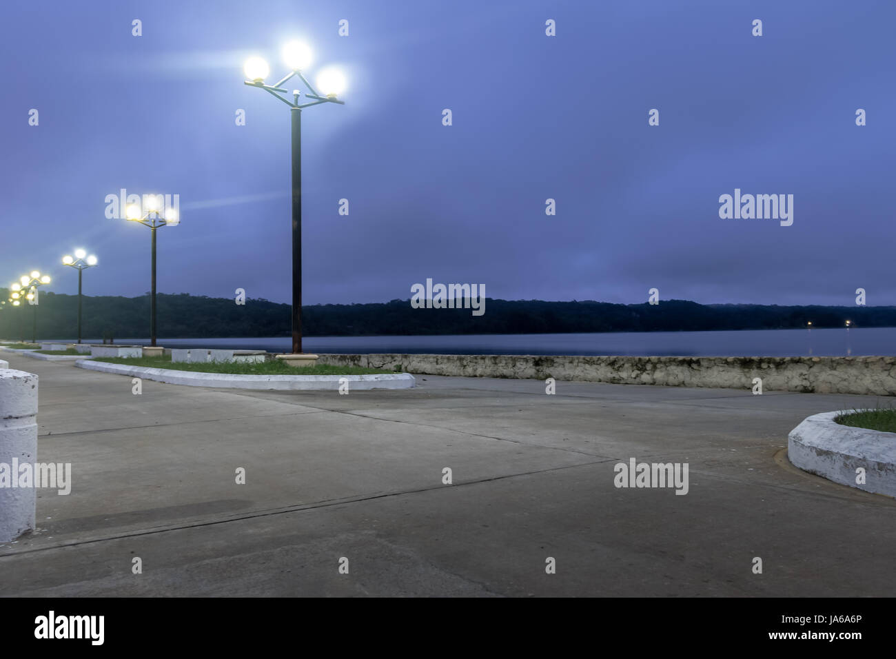 Waterfront Straße in der Nacht - Flores, Petén, Guatemala Stockfoto Waterfront Straße in der Nacht - Flores, Petén, Guatemala Stockfoto