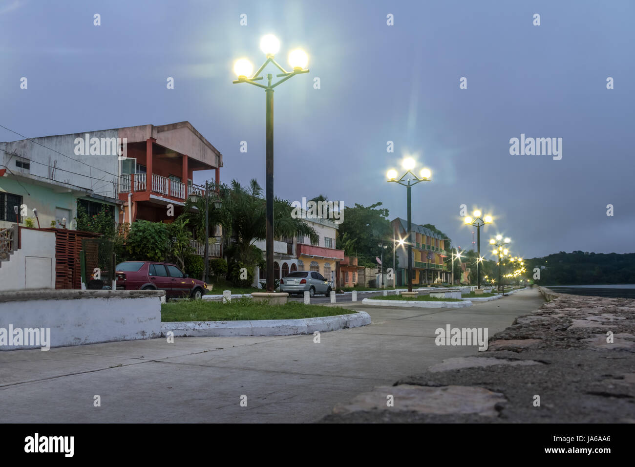 Waterfront Straße in der Nacht - Flores, Petén, Guatemala Stockfoto Waterfront Straße in der Nacht - Flores, Petén, Guatemala Stockfoto