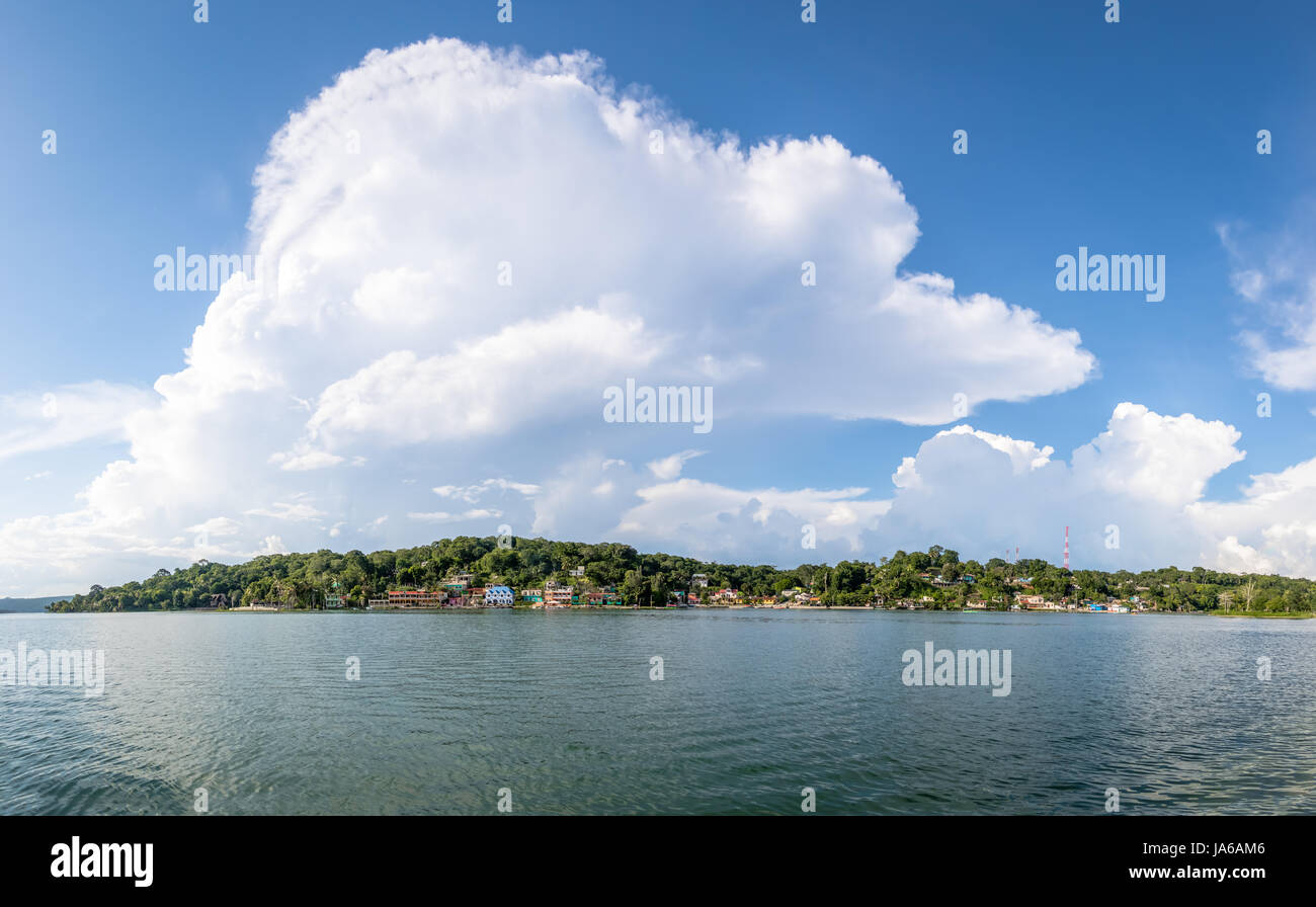 Panoramablick auf Flores Stadt und See - Flores, Petén, Guatemala Stockfoto Panoramablick auf Flores Stadt und See - Flores, Petén, Guatemala Stockfoto