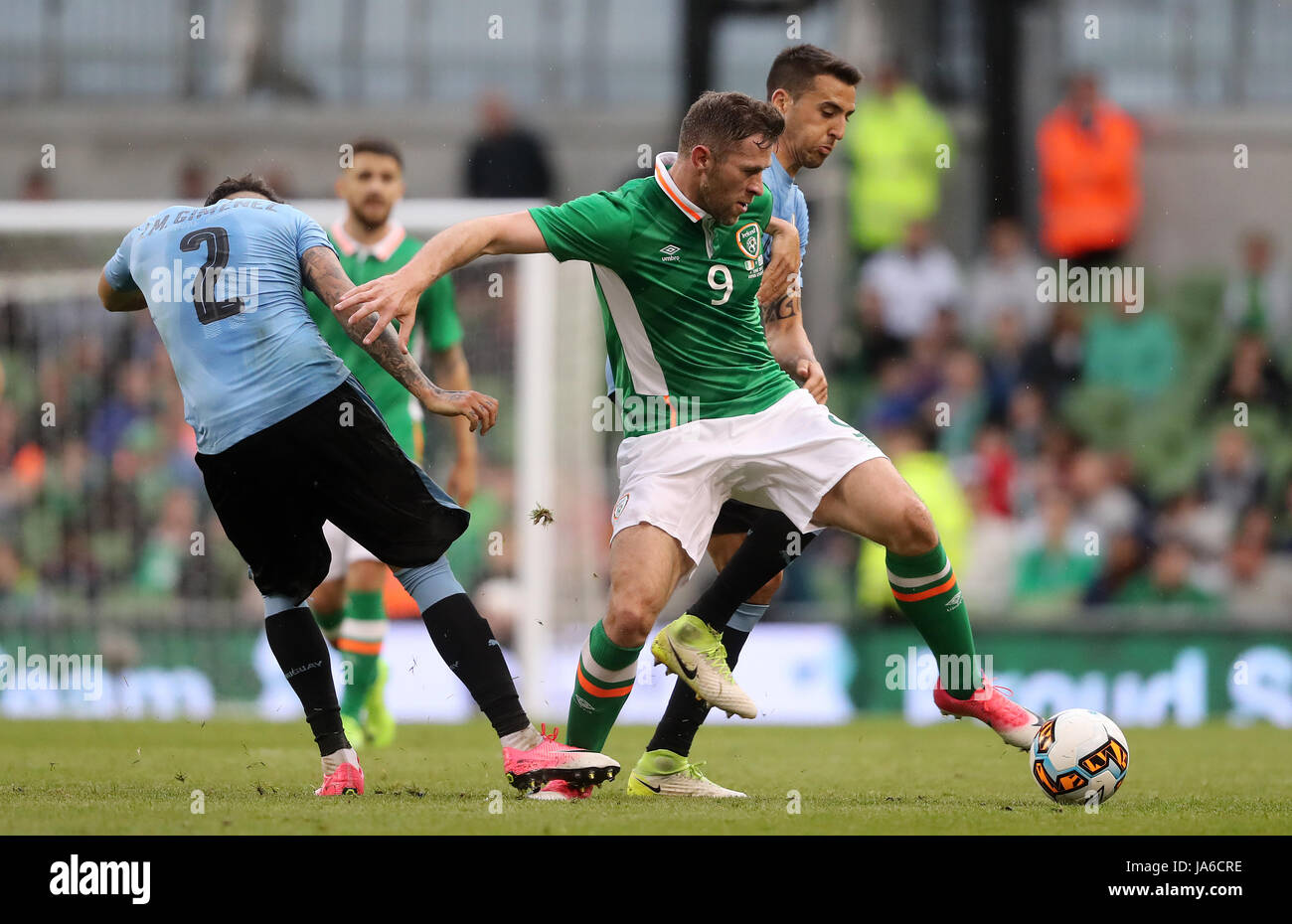 Republik Irland Daryl Murphy hält Uruguays Matias Vecino und Jose Maria Gimenez (links), während das internationale Freundschaftsspiel in der Aviva Stadium in Dublin. Stockfoto