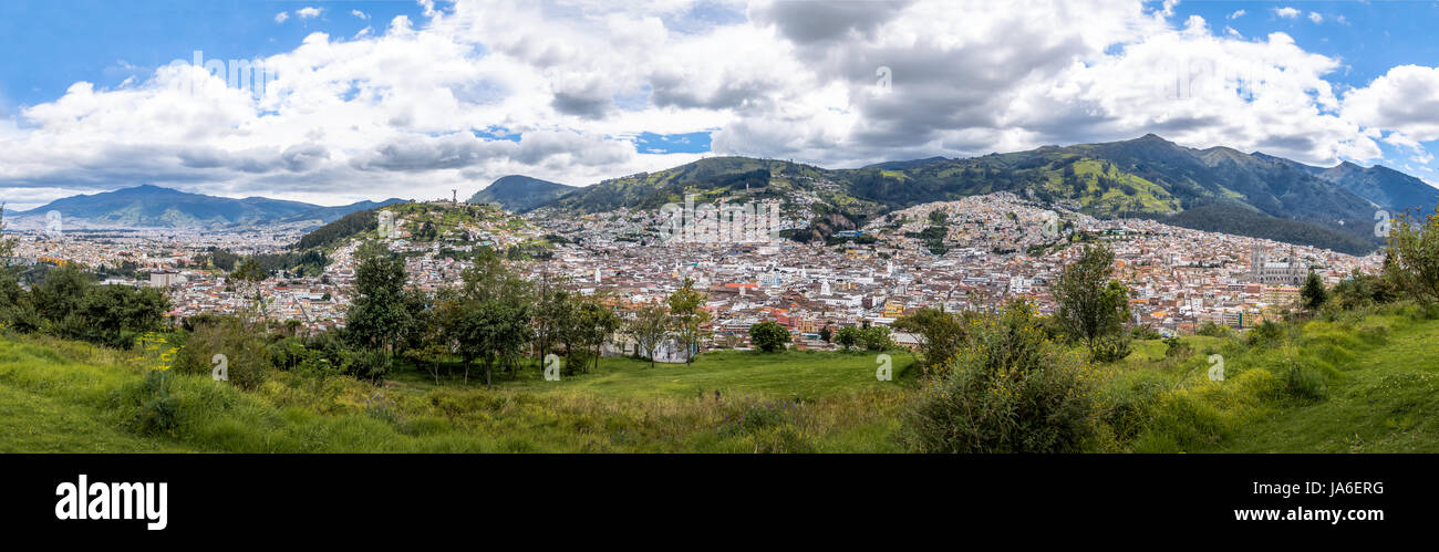 Panorama Luftaufnahme der Stadt Quito - Quito, Ecuador Stockfoto