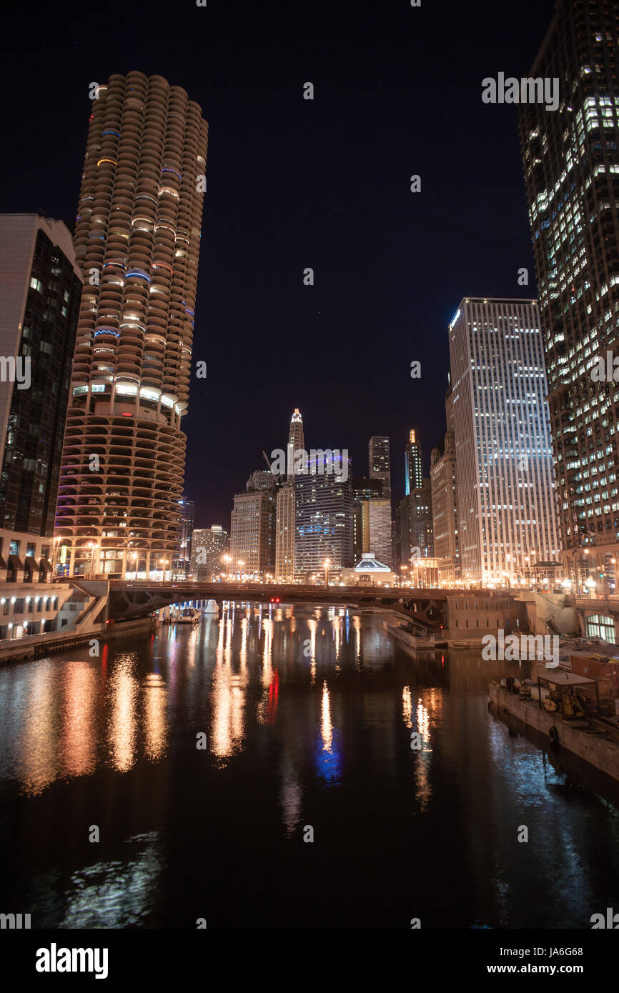 Eine vertikale Komposition von Gebäuden und Wasser in Chicago Stockfoto
