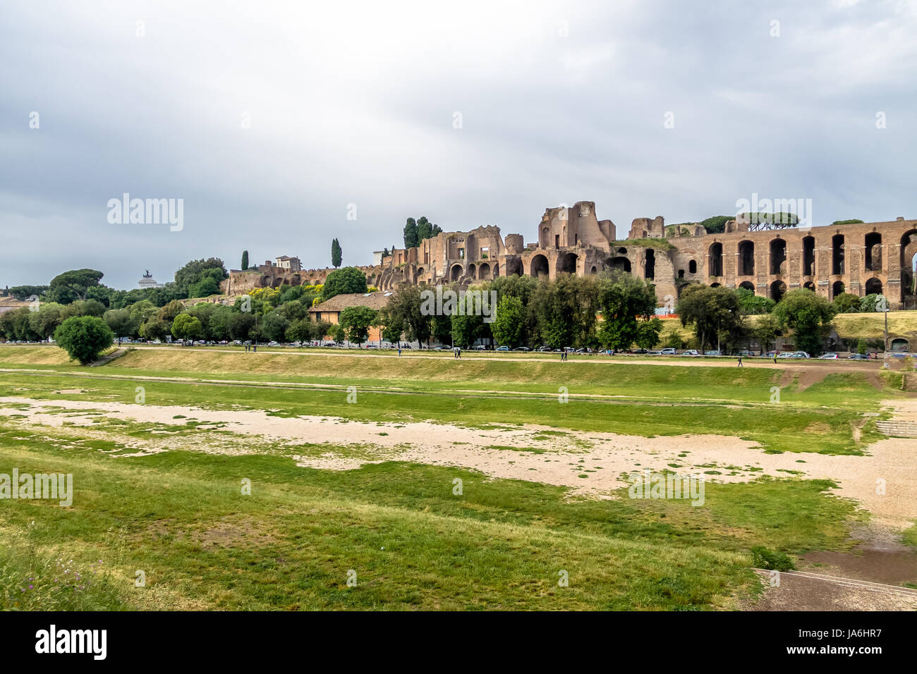 Blick auf Palatin und Hofburg aus Circus Maximus (einem alten Wagen Rennen Stadion) - Rom, Italien Stockfoto