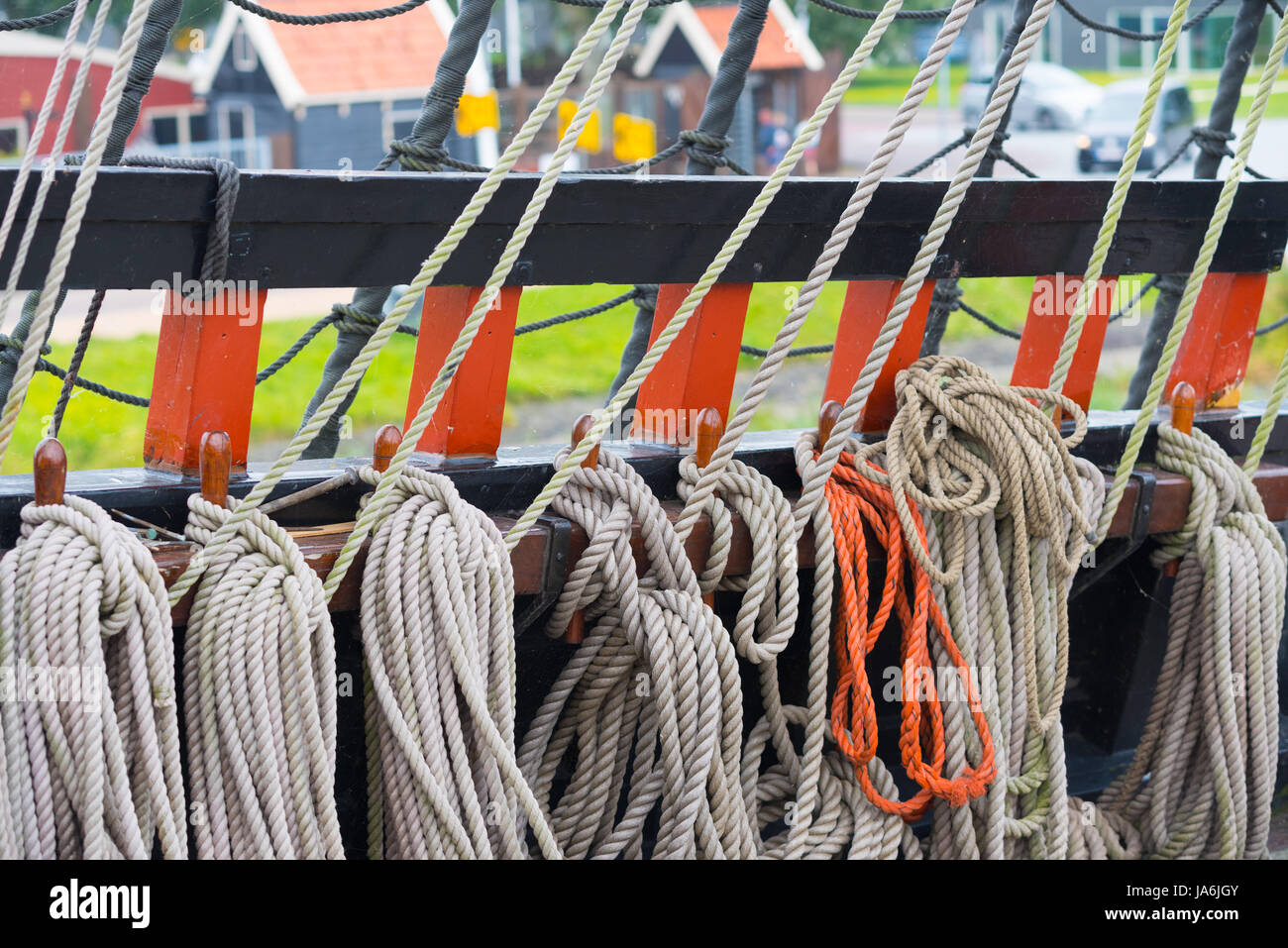 viele der geflochtenen Seilen auf einem großen Segelboot Stockfoto