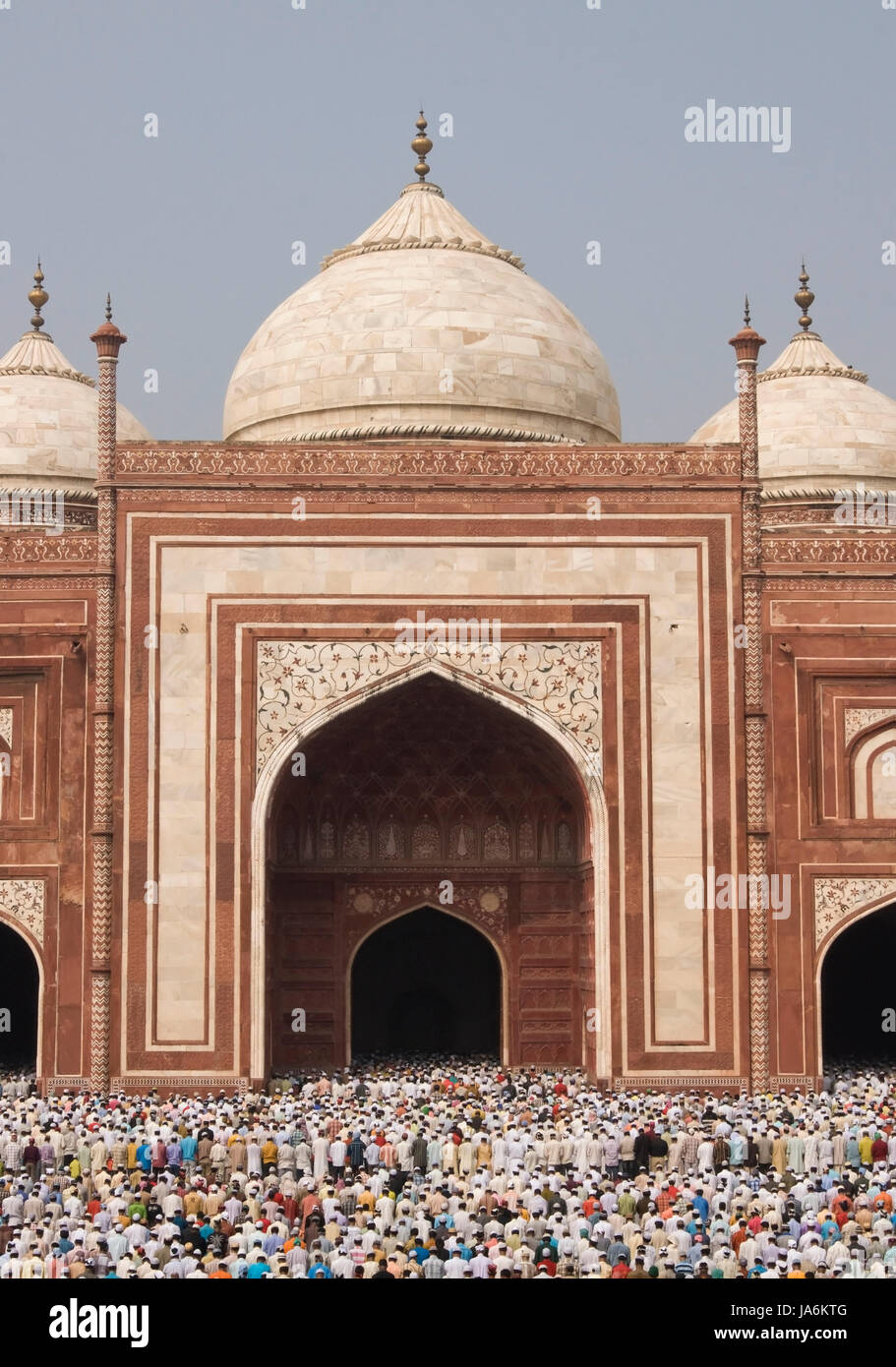 Tausende versammeln sich vor der Moschee am Taj Mahal, das moslemische Festival von Eid Ul-Fitr in Agra, Uttar Pradesh, Indien zu feiern. Stockfoto