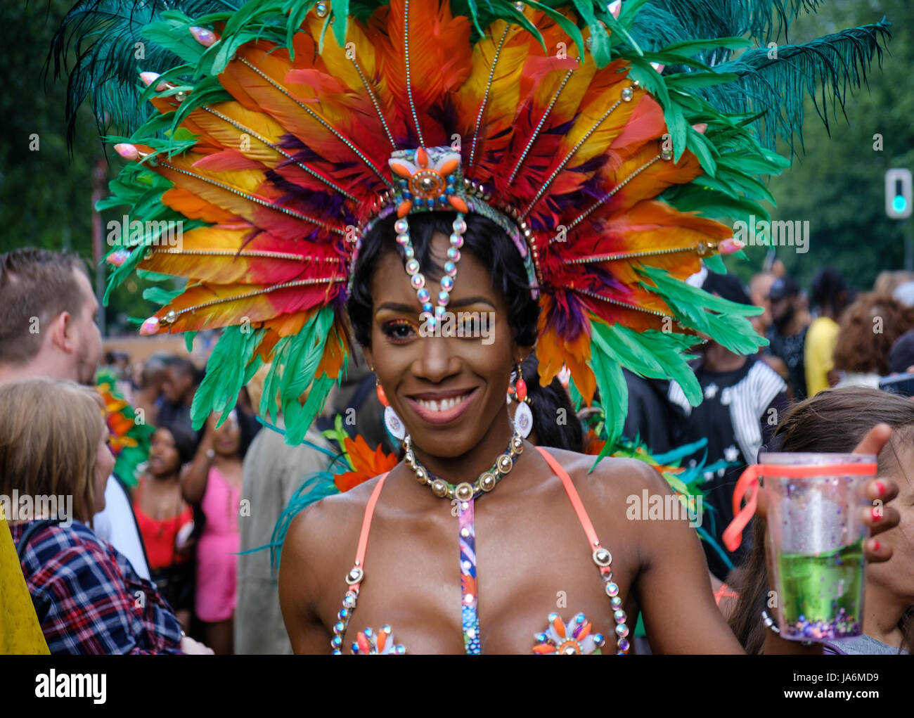 Berlin, Deutschland - 4. Juni 2017: Porträt einer schönen schwarzen Frau tragen Kostüm am Karneval der Kulturen (Karneval der Kulturen) in Berlin, Keim Stockfoto