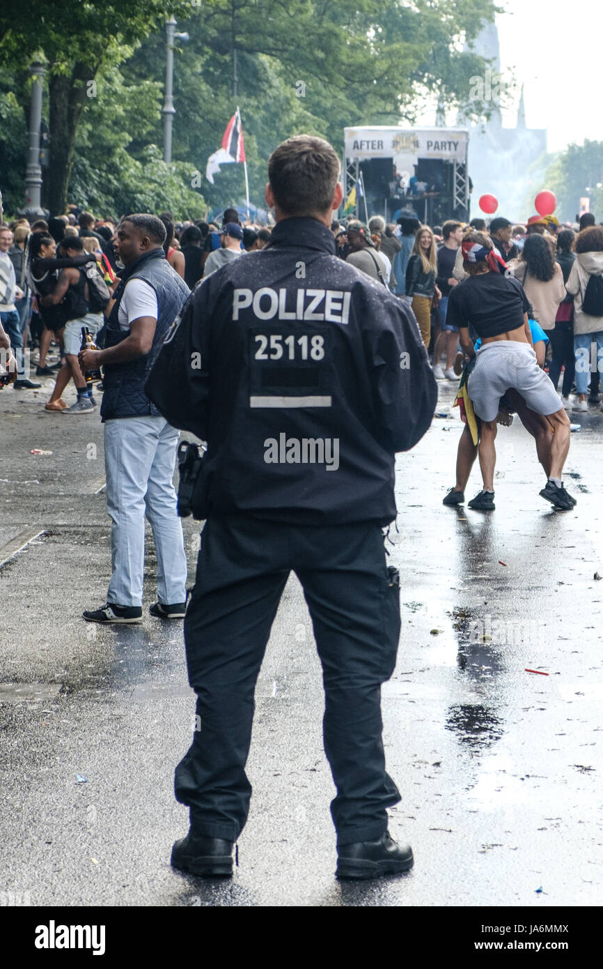 Berlin, Deutschland - 4. Juni 2017: deutsche Polizisten von hinten am Karneval der Kulturen (Karneval der Kulturen) in Berlin, Deutschland. Stockfoto