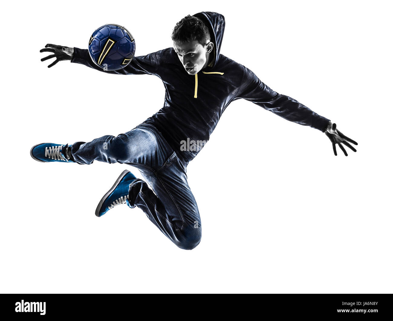 einem kaukasischen Jüngling Freestyler Fußballspieler in der Silhouette auf weißem Hintergrund Stockfoto