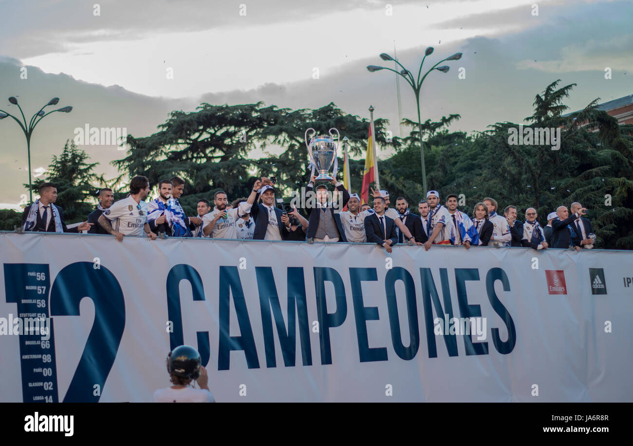 Madrid, Spanien. 4. Juni 2017. Das Team von Real Madrid feierte der gestrigen Sieg, das machte sie Europameister zum 12. Mal mit einer Parade im Zentrum von Madrid, das Denkmal "La Cibeles", wo sie den Pokal ausgestellt. Bildnachweis: Lora Grigorova/Alamy Live-Nachrichten Stockfoto