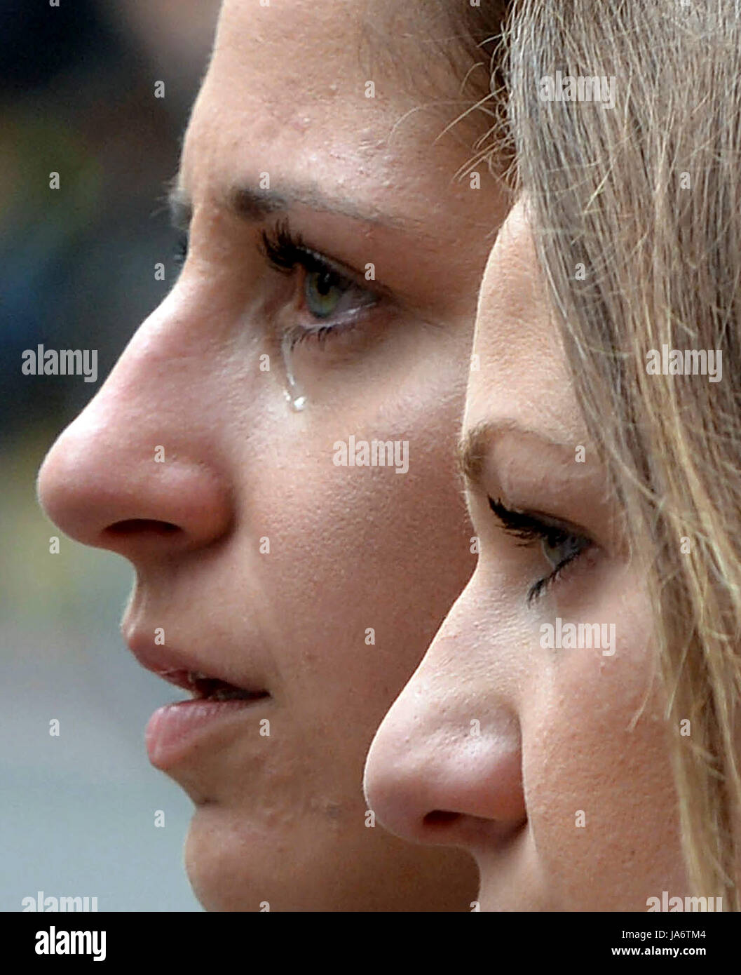 London, UK. 4. Juni 2017. Zwei Mädchen zahlen ihren Respekt für die Opfer von Terror-Anschlag am Samstag am nördlichen Eingang der u-Bahn Station London Bridge in London, Großbritannien am 4. Juni 2017. Britische Polizei sagte 12 Personen verhaftet wurden bisher nach dem Angriff, der sieben Tote forderten und 48 verletzt. Bildnachweis: Xinhua/Alamy Live-Nachrichten Stockfoto
