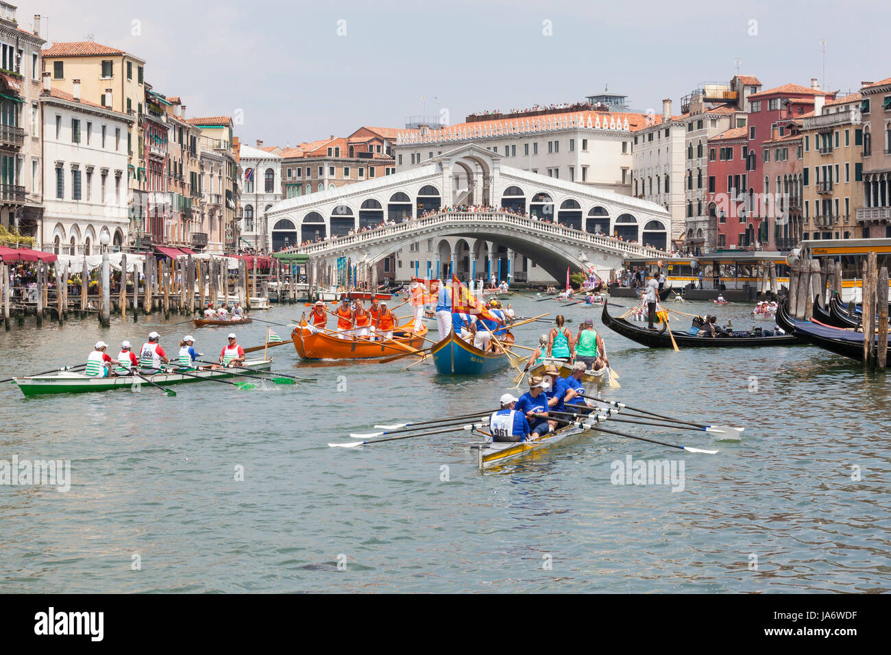 Venedig, Venetien, Italien. 4. Juni 2017. Bunte botas Rudern, den Canale Grande hinab vor der Rialto Brücke am Ende der Regatta 43 Vogalonga in Venedig, In der Innenstadt sind zwei caorlinas, einem traditionellen alten venezianischen Lagune Boot. Die vogalonga, oder lange Zeile, ist nicht eine Rasse, sondern ist eine Förderung der Kunst des Ruderns in Venedig aus, die Schäden durch das Power Boote zu schützen und etwaige Handwerk, das der Mensch ist, mit Strom versorgt. Der Kurs läuft 30 Kilometer rund um die nördliche Lagune zurück zum Canal Grande. Über 1700 Boote aus ganz Europa nahmen an 2017. Kredit Mary Clarke/Alamy L Stockfoto