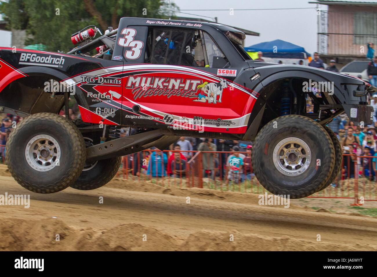 Ensenada, Mexiko. 3. Juni 2017. 49. SCORE Baja 500.as Runde 2 vier-Rennen 2017 SCORE Wüste der Welt-Championship.May 31-Juni 4, 2017Ã' 513,67 Meilen; Ensenada, Baja California, Mexico.Total Einträge: 236 (Stand 02.06.17). (von 28 US-Staaten, Österreich, Australien, Brasilien, Kanada, Dänemark, Ecuador.Germany, Großbritannien, Guatemala, Japan, Mexiko, Niederlande, Spanien). Sehen Sie hier #33 Todd Tuls, 48, Bennington, NEB / Rogelio Pereira, Jr., 42, Winchester, Calif. / Max Eddy, 34, Barstow, Kalifornien Credit: Daren Fentiman/ZUMA Draht/Alamy Live News Stockfoto