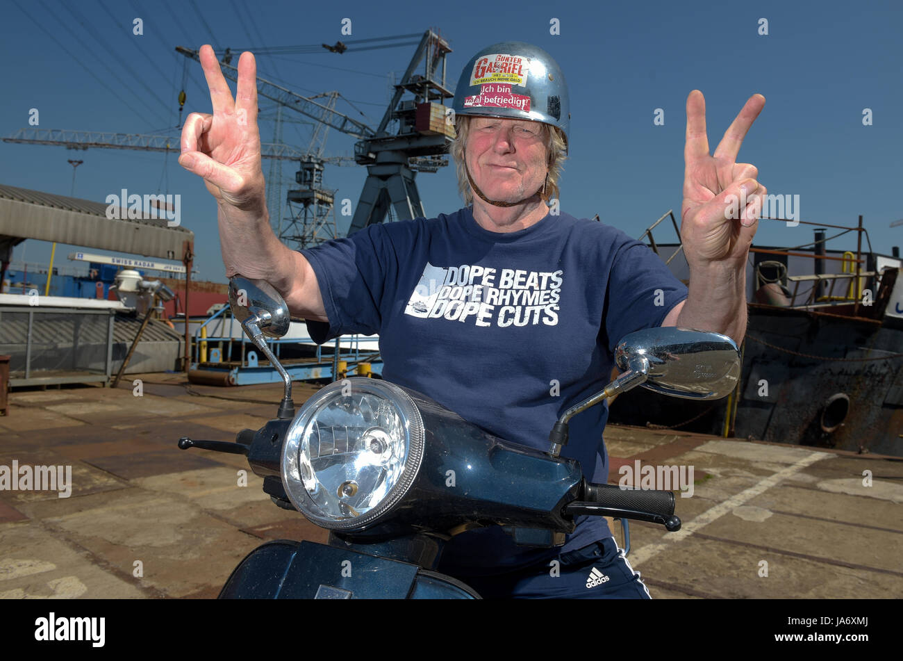 Hamburg, Deutschland. 26. Mai 2017. Der Schauspieler Volker Lechtenbrink  als Zeichen "Johnny Kroerger" und Niels Hansen als alter Seemann whrend  einem Fototermin des Stckes "Groe Freiheit Nr. 7" auf der Bhne des