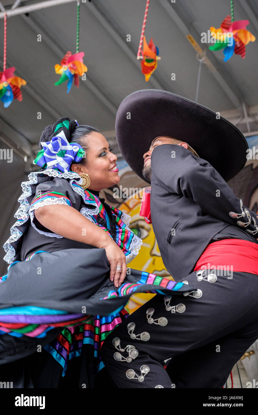Mexikanische Mariachi-Volkstänzer, Mariachi-Tänzer, die in traditionellen Jalisco-Kostümen auf der Bühne tanzen im Fiesta London!, Kanada. Stockfoto