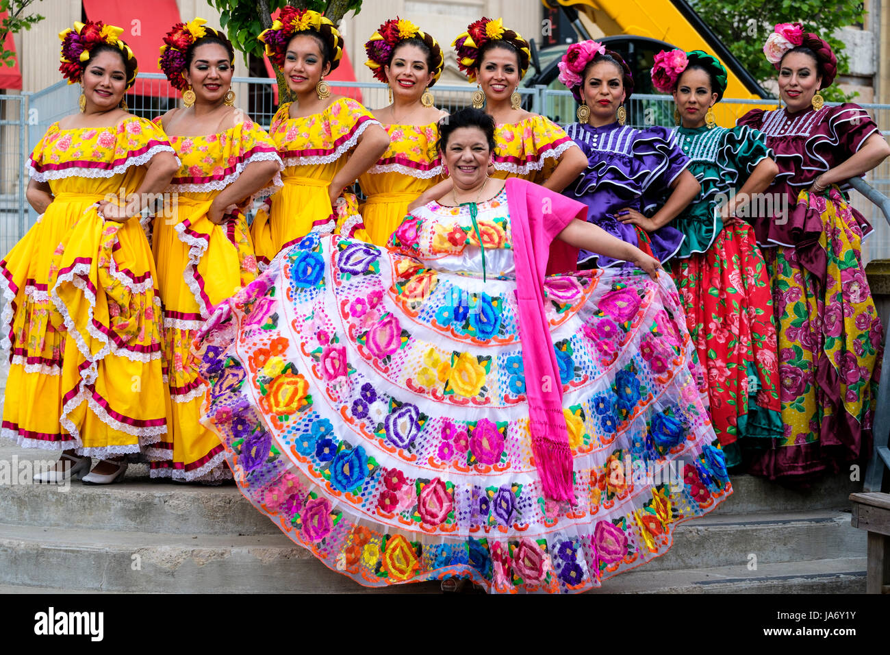 Eine Gruppe mexikanischer Mariachi-Tänzerinnen, die mexikanische traditionelle sinaloa-Kleider, gelbe Kleider, Nayarid-Kleider tragen, Mexikos kulturelles Erbe feiern, Folkloretanz, Gruppenfoto, in die Kamera schauen. Stockfoto