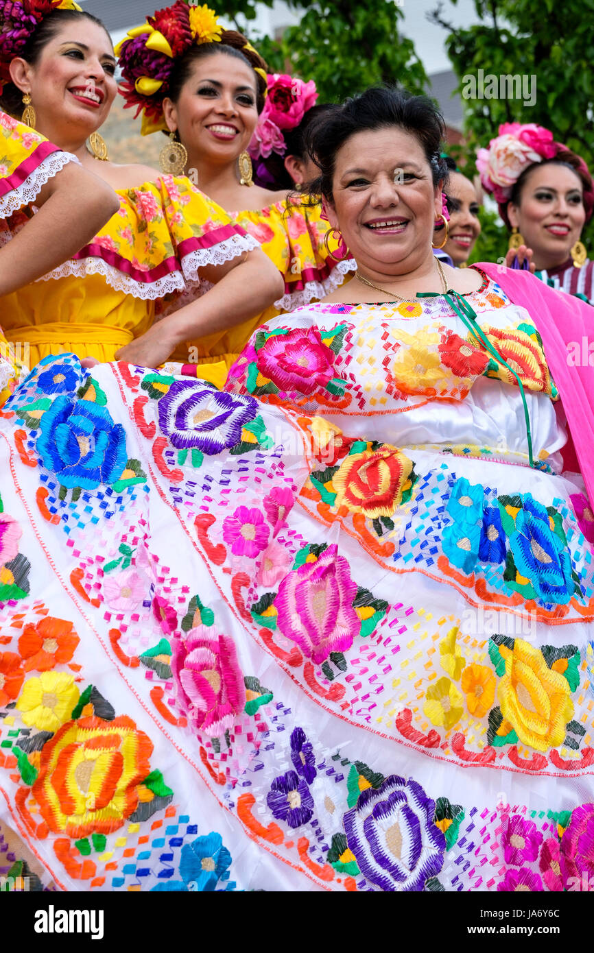 Eine Gruppe mexikanischer Mariachi-Tänzerinnen, die mexikanische traditionelle sinaloa-Kleider tragen, gelbe Kleider tragen, Mexikos kulturelles Erbe feiern, Folkloretanz, Gruppenfoto, vor die Kamera schauen. Stockfoto