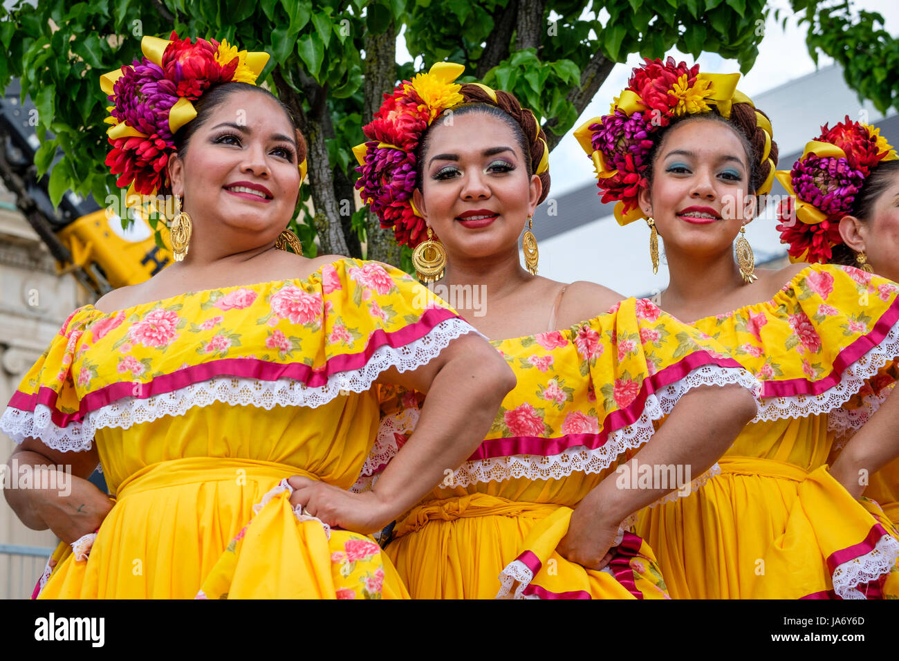Eine Gruppe mexikanischer Mariachi-Tänzerinnen, die mexikanische traditionelle sinaloa-Kleider tragen, gelbe Kleider tragen, Mexikos kulturelles Erbe feiern, Folkloretanz, Gruppenfoto, vor die Kamera schauen. Stockfoto