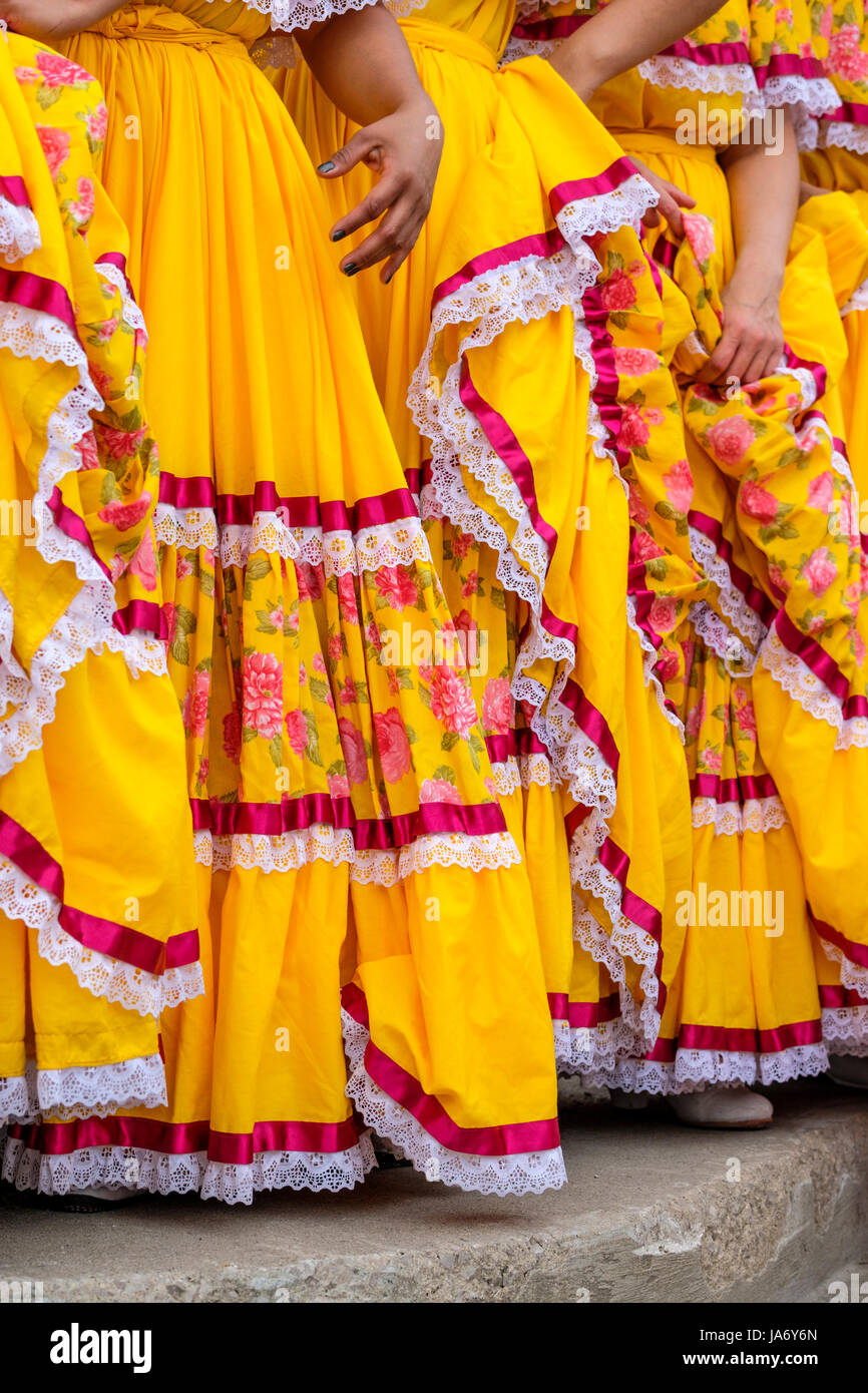 Nahaufnahme weiblicher Mariachi-Volkstänzerinnen in mexikanischen traditionellen sinaloa-Kleidern, gelben Kleidern, die Mexikos kulturelles Erbe feiern, Folkloretanz, Nahaufnahme, Details. Stockfoto