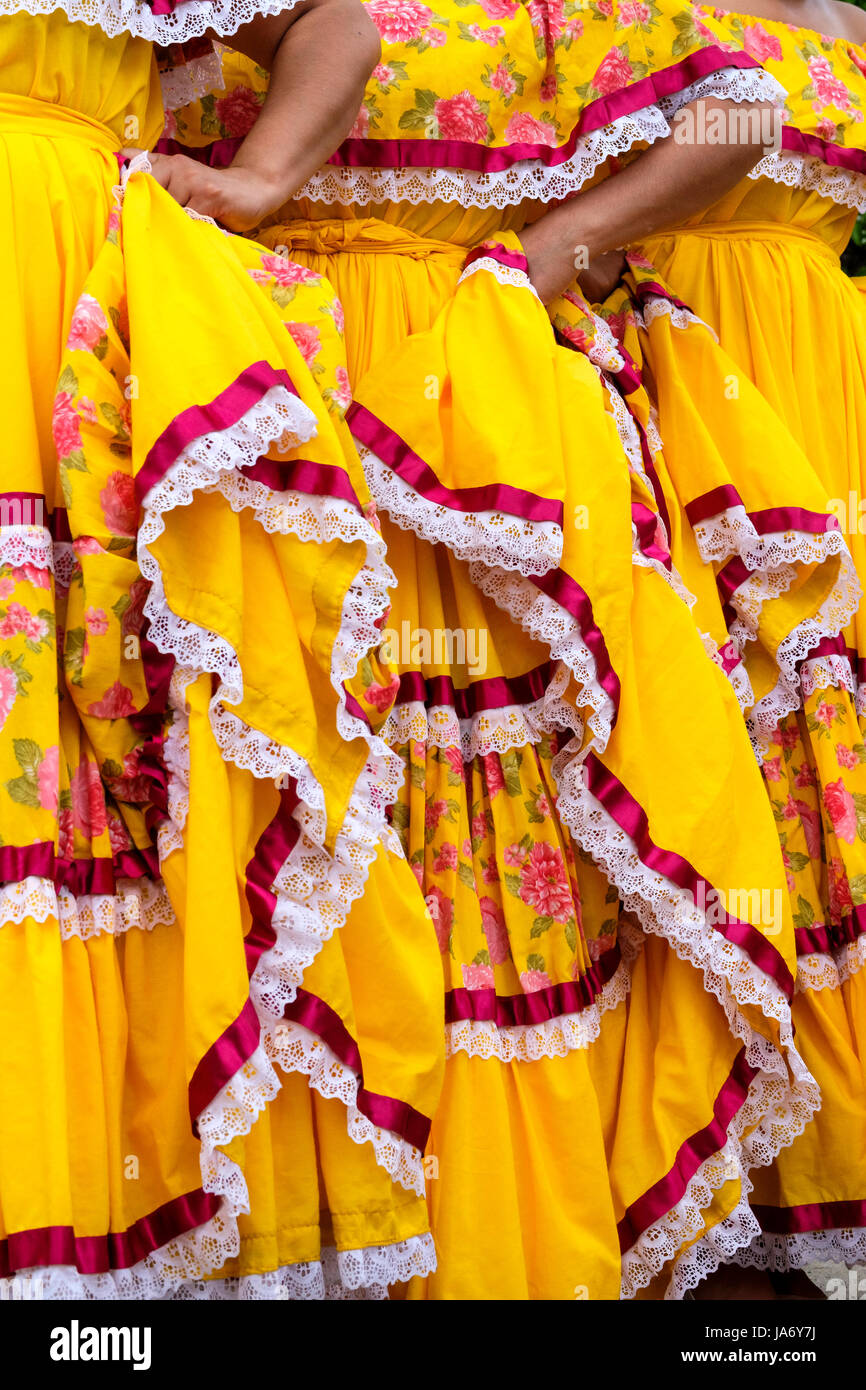 Nahaufnahme von Mariachi-Tänzerinnen in mexikanischen traditionellen sinaloa-Kleidern, gelben Kleidern, die Mexikos kulturelles Erbe feiern, Folkloretanz, Nahaufnahme, Details. Stockfoto