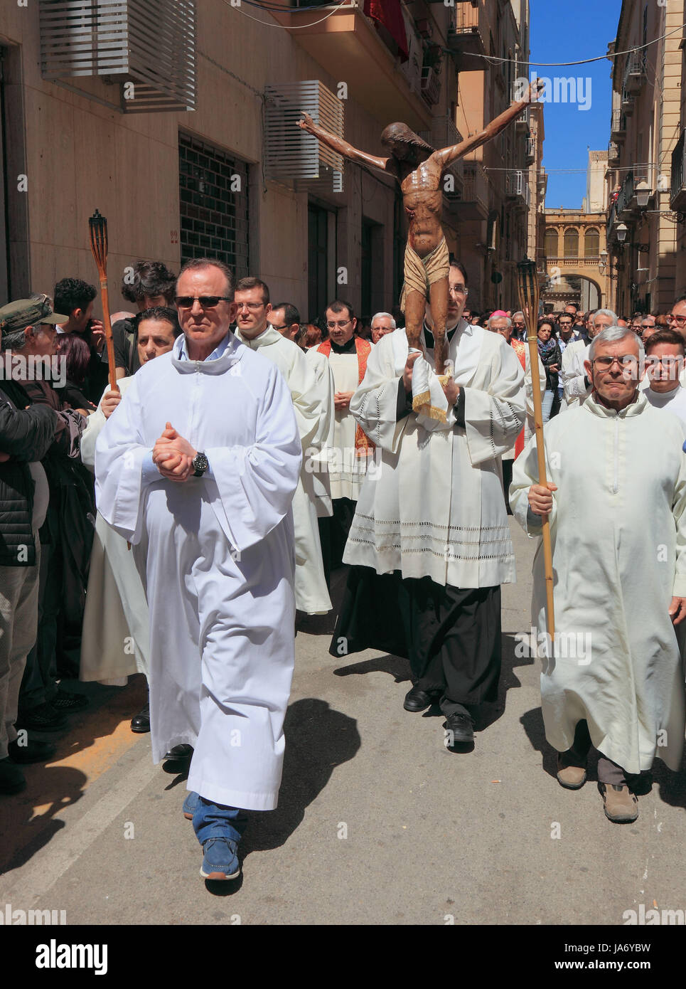 Sizilien, in der Altstadt von Trapani, Gruppen und Menschen, die während der Prozession am Karfreitag Geheimnis la processione dei Misteri, Ostern, Prozession Stockfoto