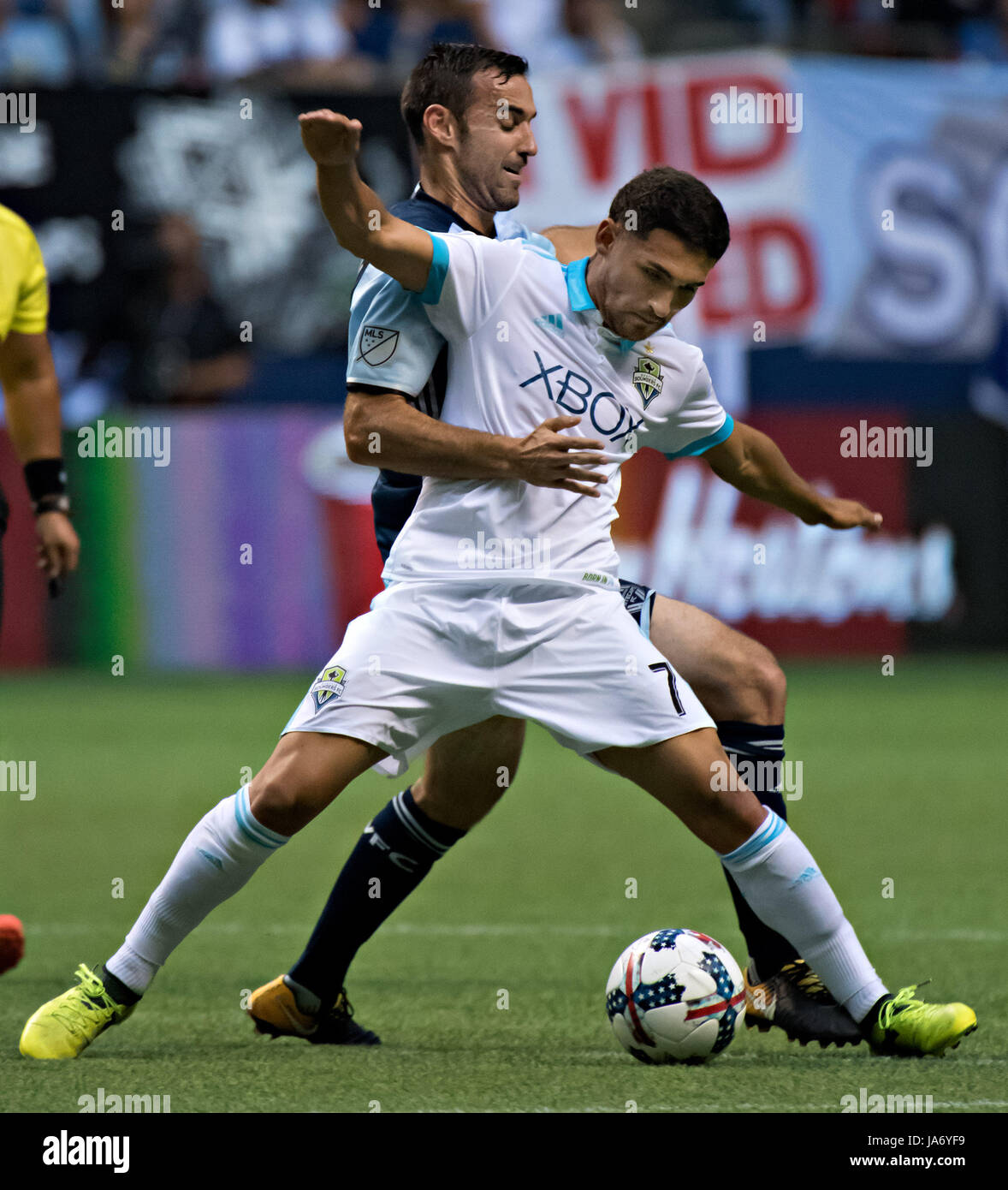 (170824) - VANCOUVER, August 24, 2017 (Xinhua) - Seattle Sounders" Cristian Roldan (vorne) und Vancouver Whitecaps Andrew Jacobson in der Major League Soccer Spiel im BC Place Stadium in Vancouver, Kanada, an Augst 23, 2017 konkurrieren. Das Match endete in einem 1-1 zeichnen. (Xinhua / Andrew Soong) Stockfoto