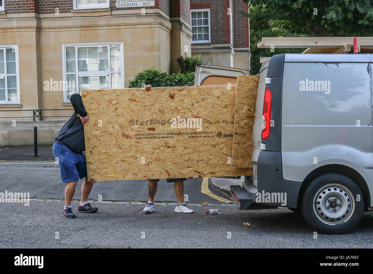 London, Großbritannien. 24 Aug, 2017. Eigenheimbesitzer start Boarding ihre Eigenschaften in Vorbereitung der Notting Hill Carnival als 1 Millionen Feiernden wird erwartet, dass sie für den 3 Tag Street Festival in den Straßen von Notting Hill West London, feiert der karibischen Kultur durch die British West Indian Community Kredit zu steigen: Amer ghazzal/Alamy leben Nachrichten Stockfoto