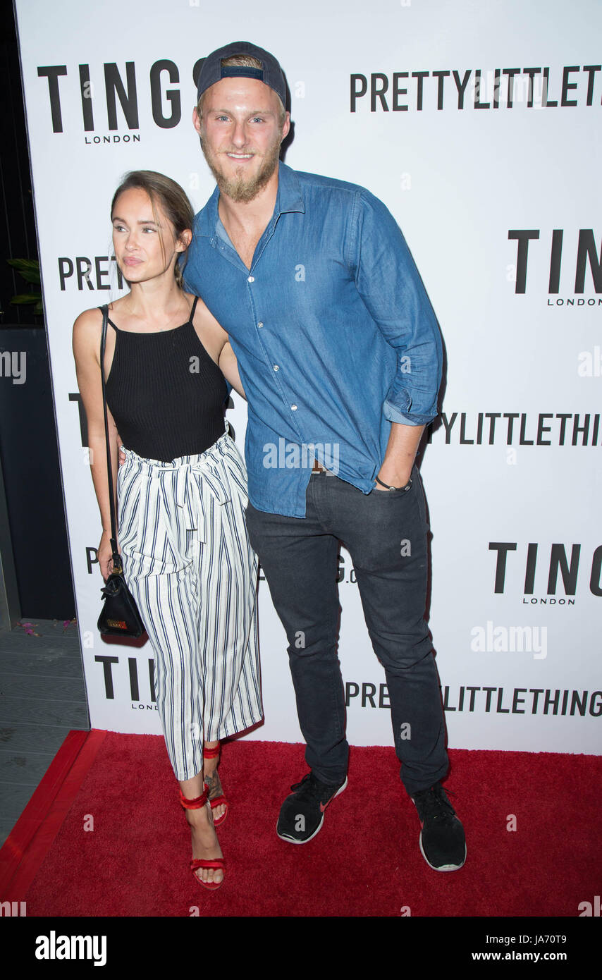 Los Angeles, USA. 23 Aug, 2017. Alexander Ludwig (R) Gast besuchen 'Party' starten TINGS London Magazin Nachtigall August 23,2017 Los Angeles, Kalifornien. Stockfoto