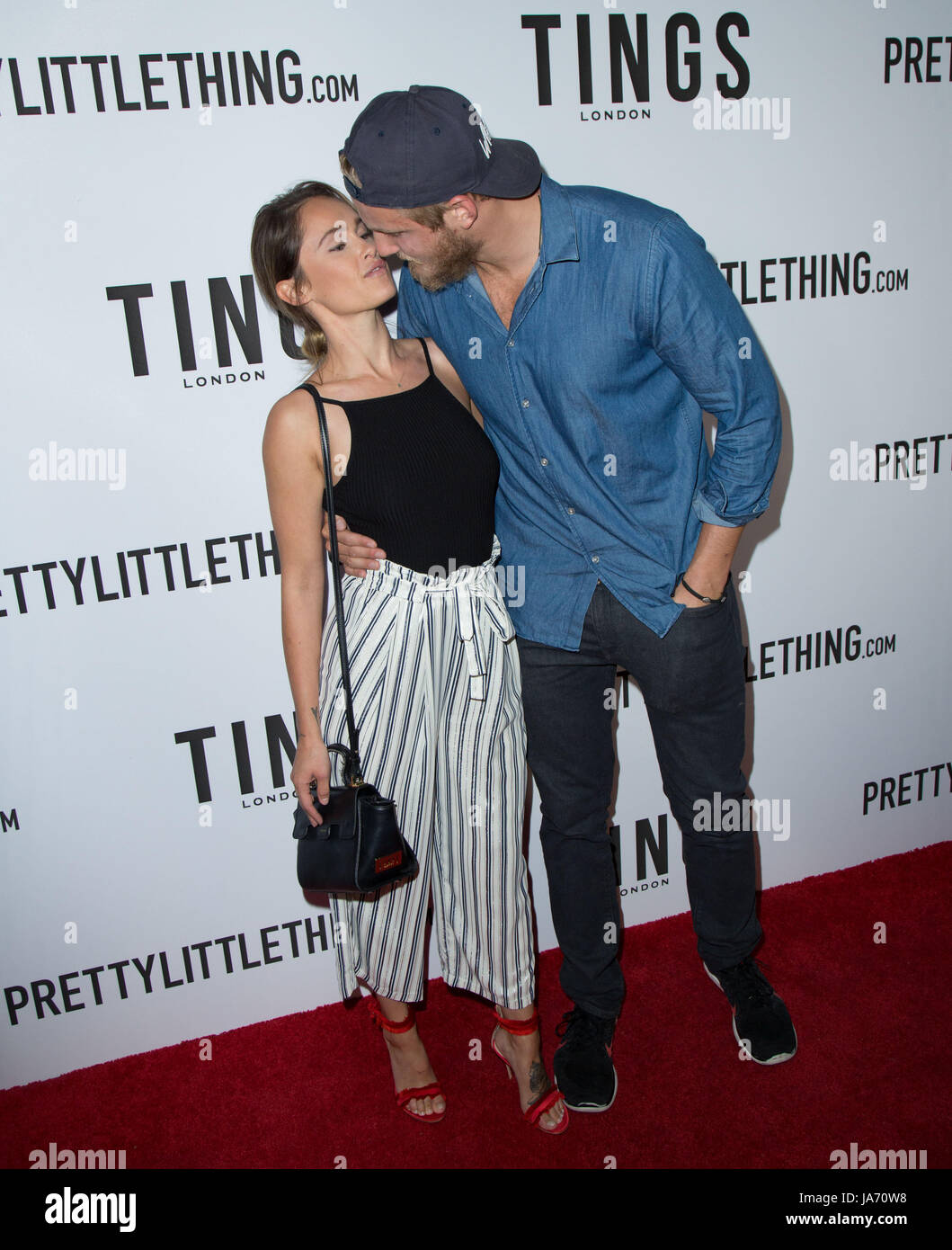 Los Angeles, USA. 23 Aug, 2017. Alexander Ludwig (R) Gast besuchen 'Party' starten TINGS London Magazin Nachtigall August 23,2017 Los Angeles, Kalifornien. Stockfoto