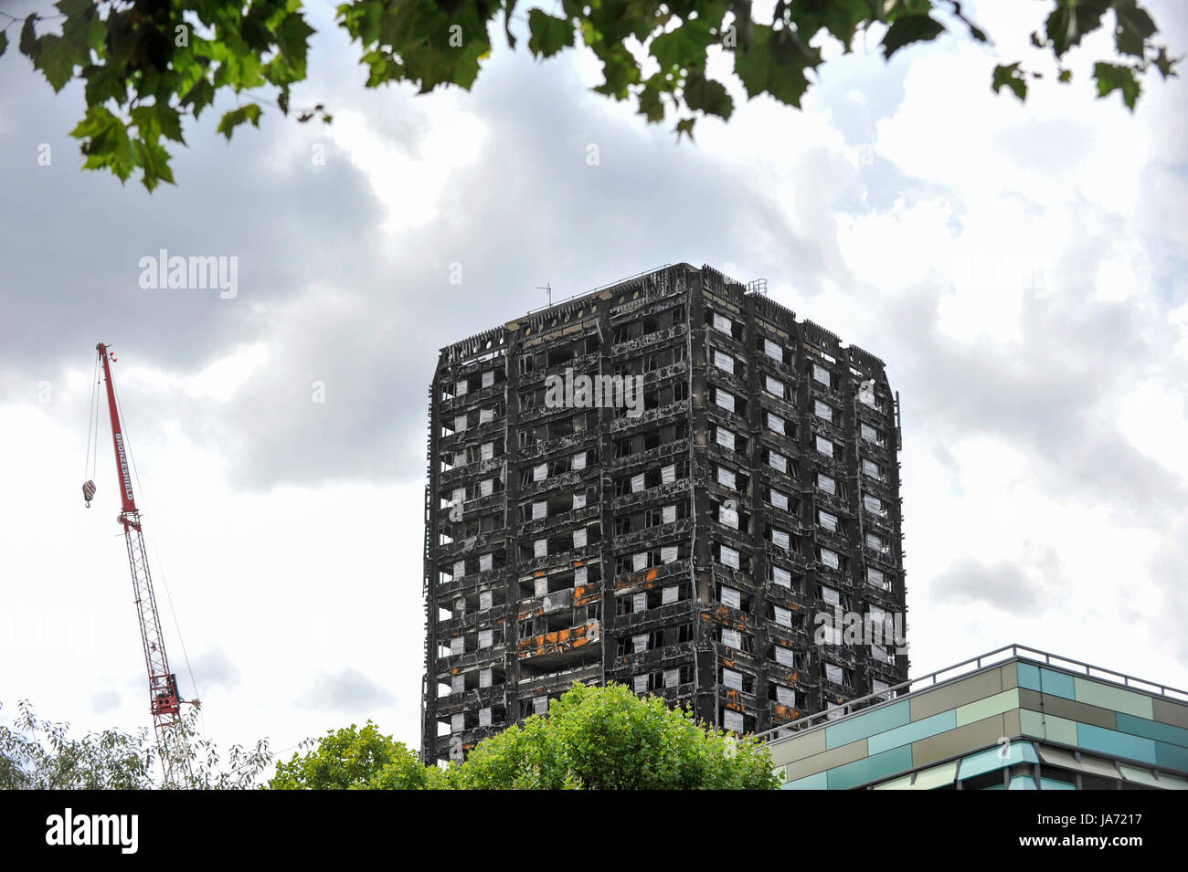 London, Großbritannien. 24. August 2017. Der ausgebrannte Hülle von Grenfell Turm in der Nähe der Route des bevorstehenden Notting Hill Carnival, wo eine Million revellers Wochenende erwartet werden, steht. Eine ruhige Zone wird während des Karnevals mit Sound Systeme etabliert werden, das in der Nähe der Turm gedreht werden. Credit: Stephen Chung/Alamy leben Nachrichten Stockfoto