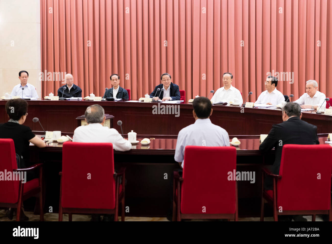 Peking, China. 24 Aug, 2017. Yu Zhengsheng, Vorsitzender des Nationalen Ausschusses der Chinese People's Political Consultative Conference, leitet ein bi-weekly Beratungsgespräch in Peking, der Hauptstadt von China, Nov. 24, 2017. Credit: Ding Haitao/Xinhua/Alamy leben Nachrichten Stockfoto