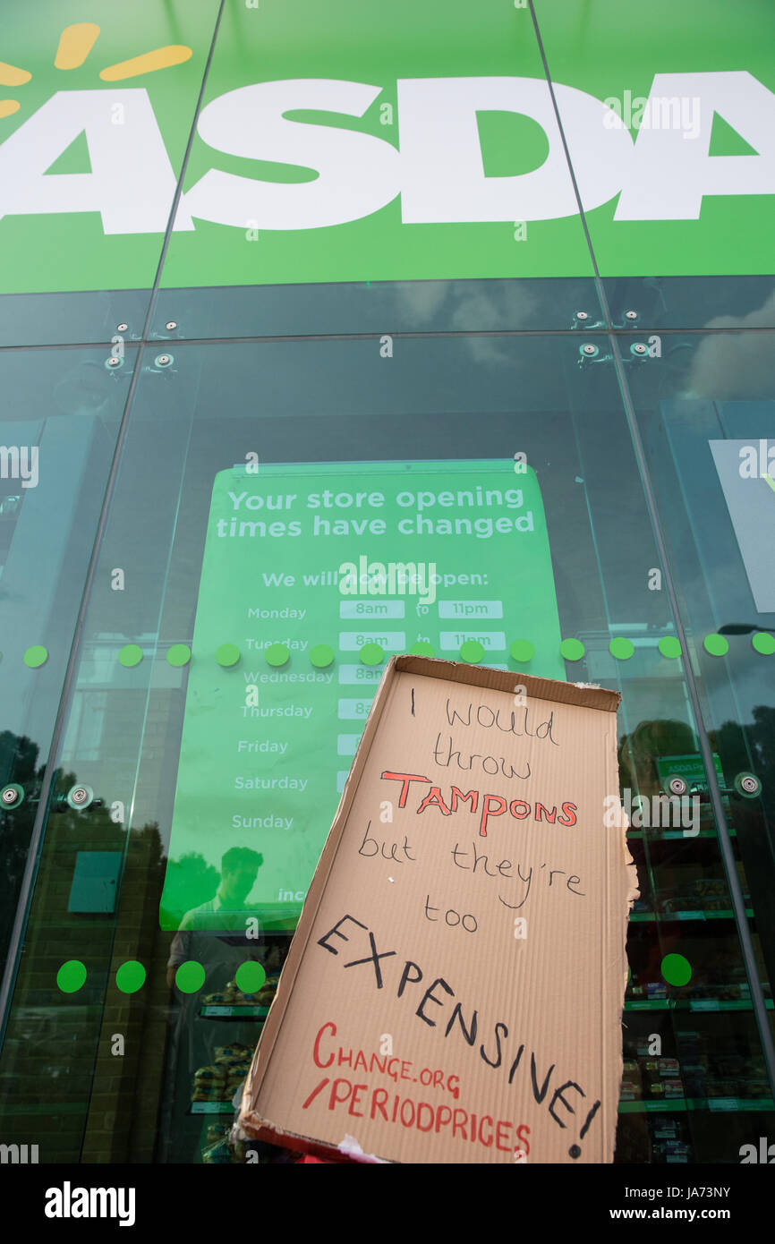 London, Großbritannien. 24 August, 2017. Ein Zeichen von Aktivisten  außerhalb eines Asda Supermarkt in Stepney Grün auf den Supermarkt zu  nennen ihre Preise für Binden und Tampons zu reduzieren, um sie in