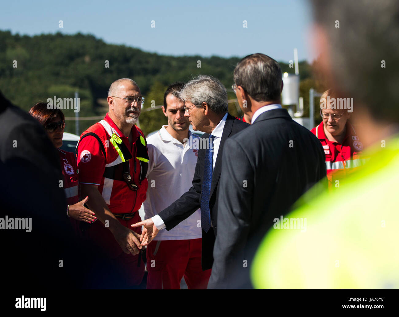 Reggio Emilia, Italien. 25 Aug, 2017. Der italienische Ministerpräsident Paolo Gentiloni (C) nimmt an einer Gedenkfeier für die Opfer des Erdbebens, in Anagni, Mittelitalien, 12.08.24, 2017, ein Jahr nach einem tödlichen Erdbeben die Gegend verlassen fast 300 Menschen tot zu schlagen. Quelle: Xinhua/Alamy leben Nachrichten Stockfoto