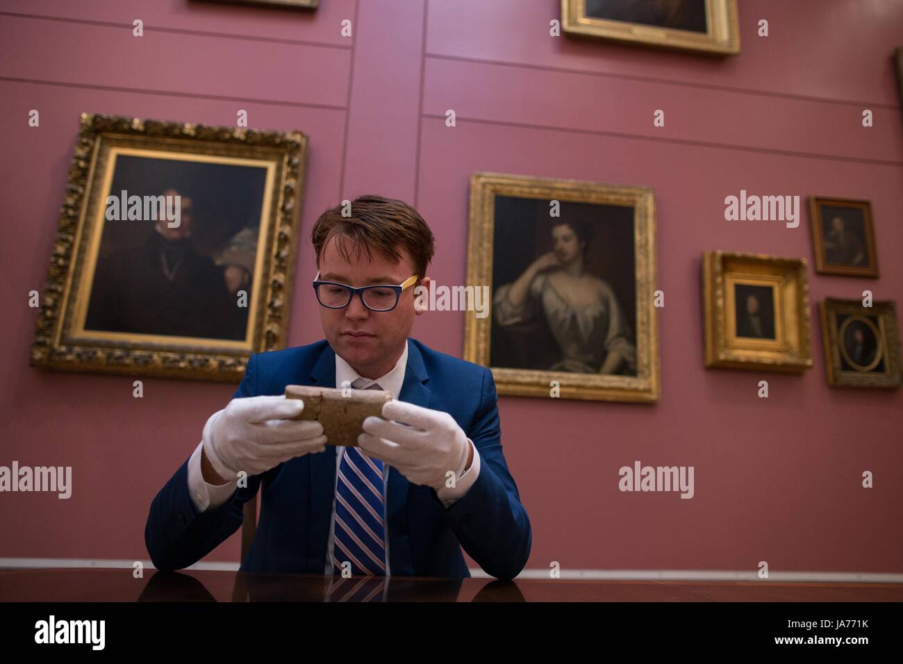 (170825) - Eupen, Aug 25, 2017 (Xinhua) - Foto am 17. April, 2017 zeigt Dr. Daniel Mansfield, ein australischer Mathematiker, der Babylonischen Tontafel in New York entziffert, die Vereinigten Staaten. Das Geheimnis eines berühmten 3.700 Jahre alten Babylonischen Tontafel, einst im Besitz der echten 'Indiana Jones', wurde freigeschaltet von Daniel Mansfield. Es war am 12.08.25, 2017 aufgedeckt. (Xinhua / Universität von New South Wales) (dtf) Stockfoto