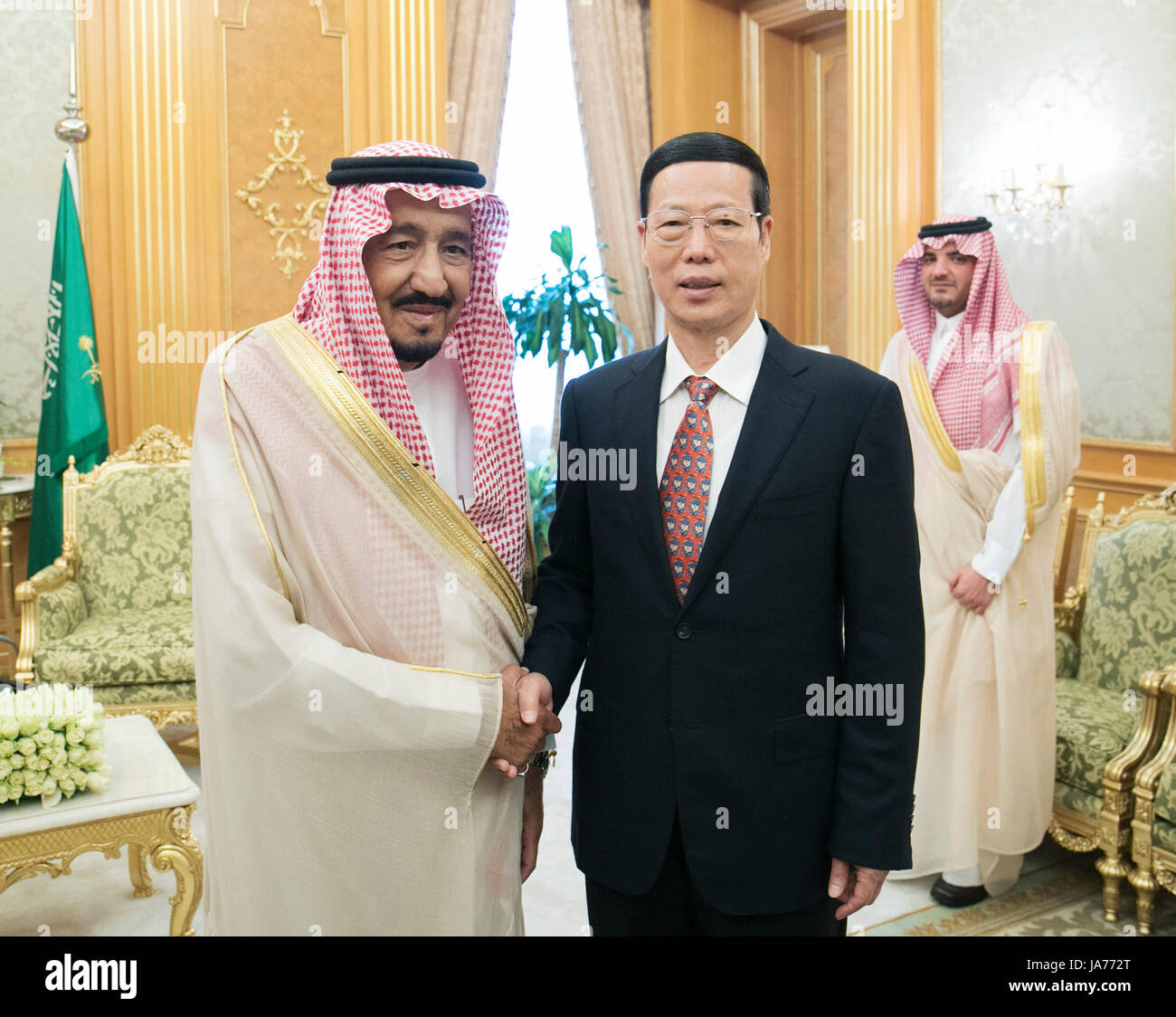 (170825) - Jeddah, Aug 25, 2017 (Xinhua) - chinesische Vizepremier Zhang Jaili (R) trifft saudischen König Salman Bin Abdulaziz Al Saud in Jeddah, Saudi-Arabien, Nov. 24, 2017. (Xinhua / Wang Ye) (mcg) Stockfoto