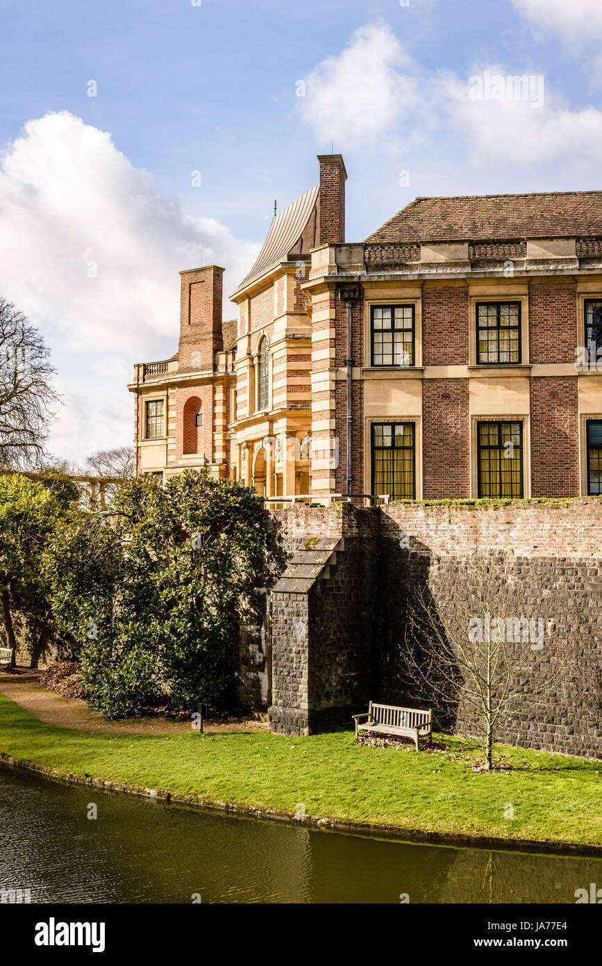 Wassergraben und einem Garten, Eltham Palace, London, England Stockfoto